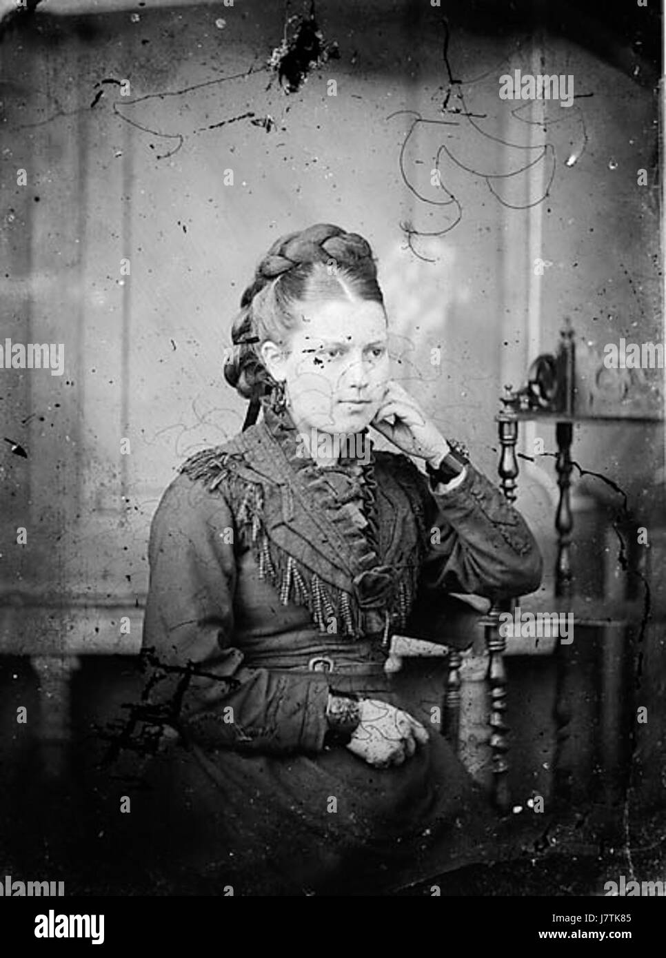 Eine fotografische oder künstlerische Darstellung einer sitzenden Frau, katalogisiert als NLW3364677, möglicherweise Teil einer größeren Sammlung oder eines Archivs. Stockfoto