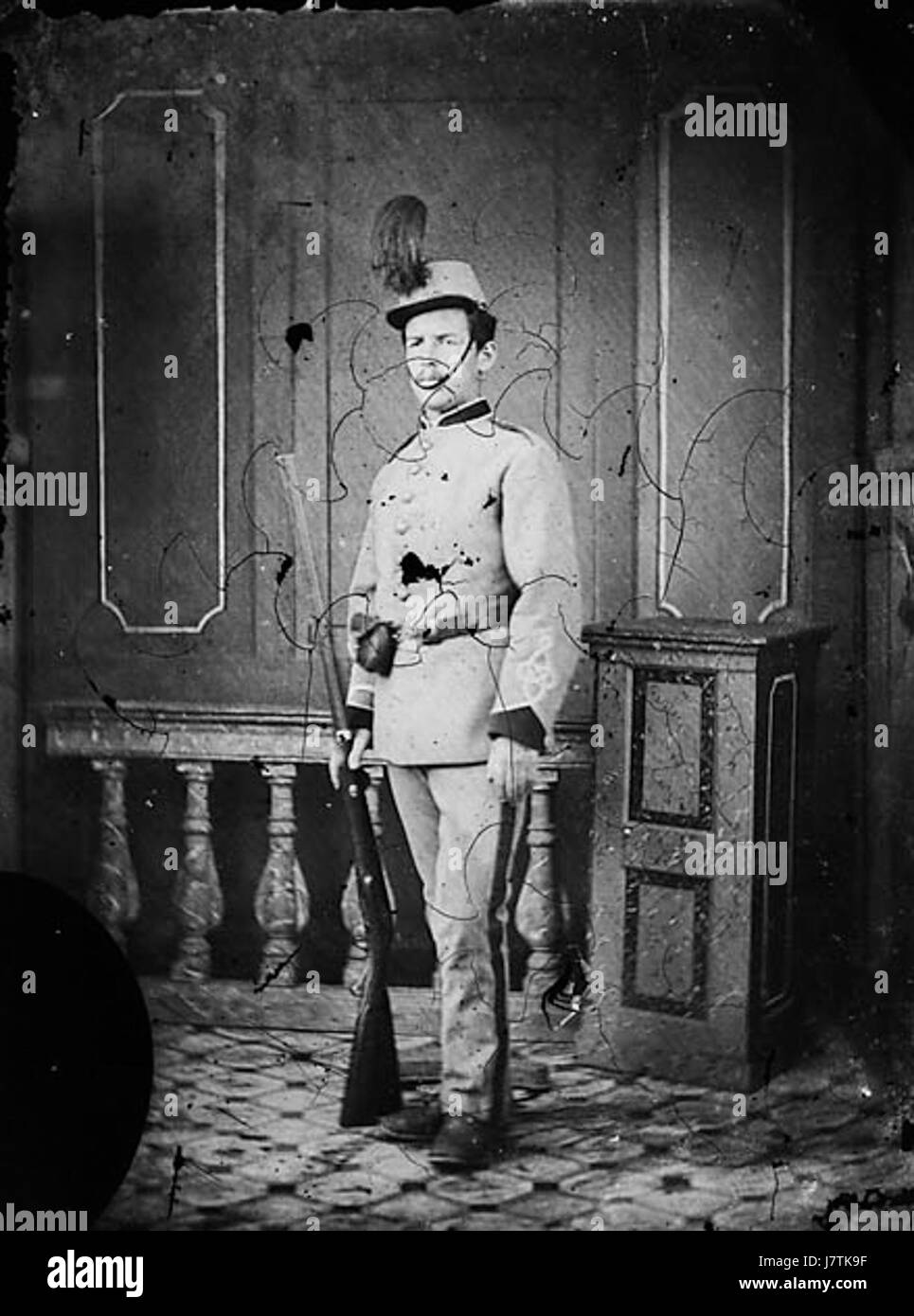 Dieses Porträt zeigt einen Mann in Militärkleidung, der wahrscheinlich eine historische Militärfigur aus dem frühen 20. Jahrhundert darstellt und die typische Uniform und den Stil der Zeit zeigt. Stockfoto