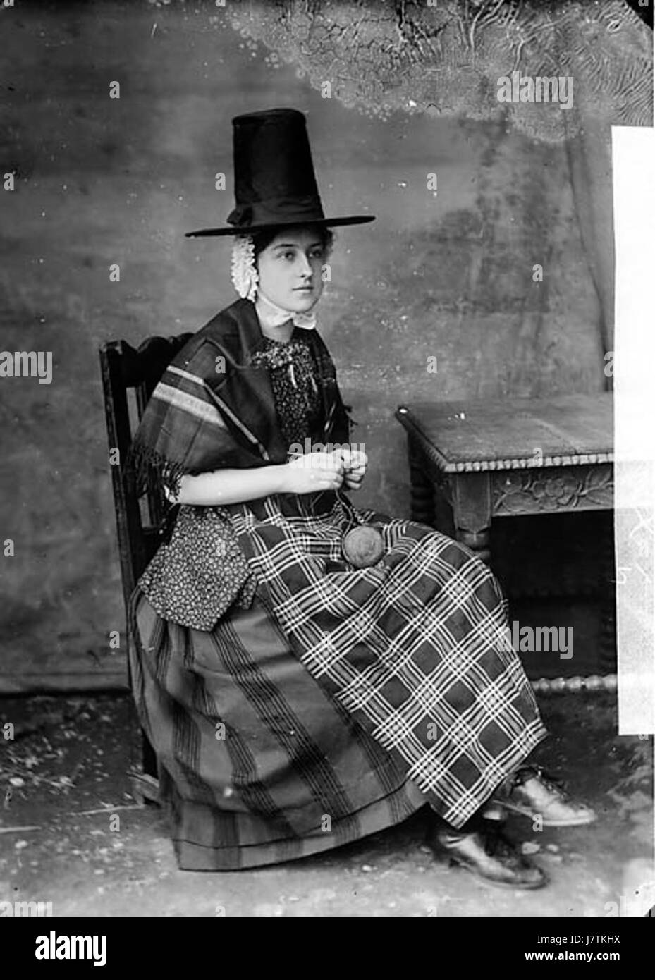 Eine Frau in Tracht (Claret) NLW3363116 Stockfoto Eine Frau in Tracht (Claret) NLW3363116 Stockfoto