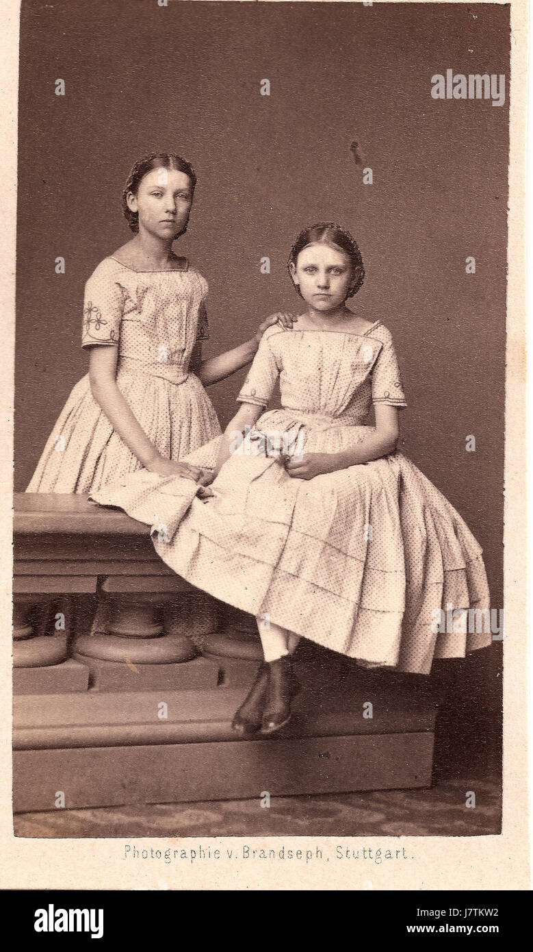 Dieses Kunstwerk zeigt Porträts von Amalie Haug und Anna Haug, gepaart mit Wilhelm Roser und Gustav Roser. Diese Porträts erfassen den Porträtstil des 19. Jahrhunderts und heben die persönliche und kulturelle Bedeutung hervor. Stockfoto