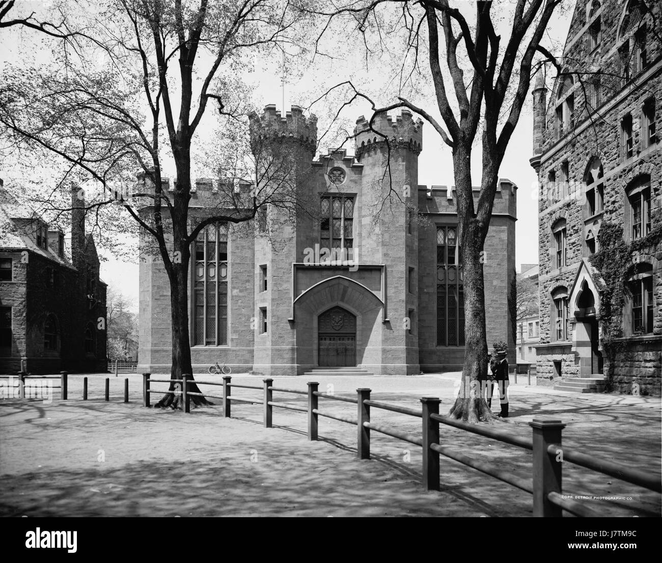 Eine historische Fotografie oder Illustration der Alumni Hall am Yale College, Connecticut, die den architektonischen Stil und die historische Bedeutung des Gebäudes zeigt. Stockfoto