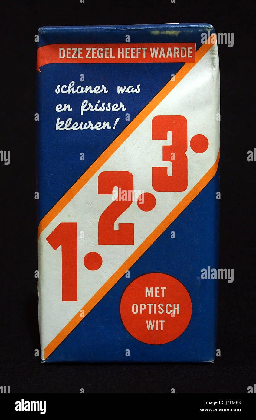 „123 wasmiddel, foto4“ ist Teil einer Serie fotografischer Arbeiten, die sich auf die Aufnahme alltäglicher Szenen konzentrieren und die Einfachheit des Lebens durch das Objektiv betonen. Das Bild verkörpert das Wesen gewöhnlicher Momente und zeigt, wie das Alltägliche auf seine eigene Weise schön und bedeutungsvoll sein kann. Die Serie zeigt eine einzigartige Perspektive auf die Welt um uns herum und verwandelt das gewöhnliche in das außergewöhnliche. Stockfoto