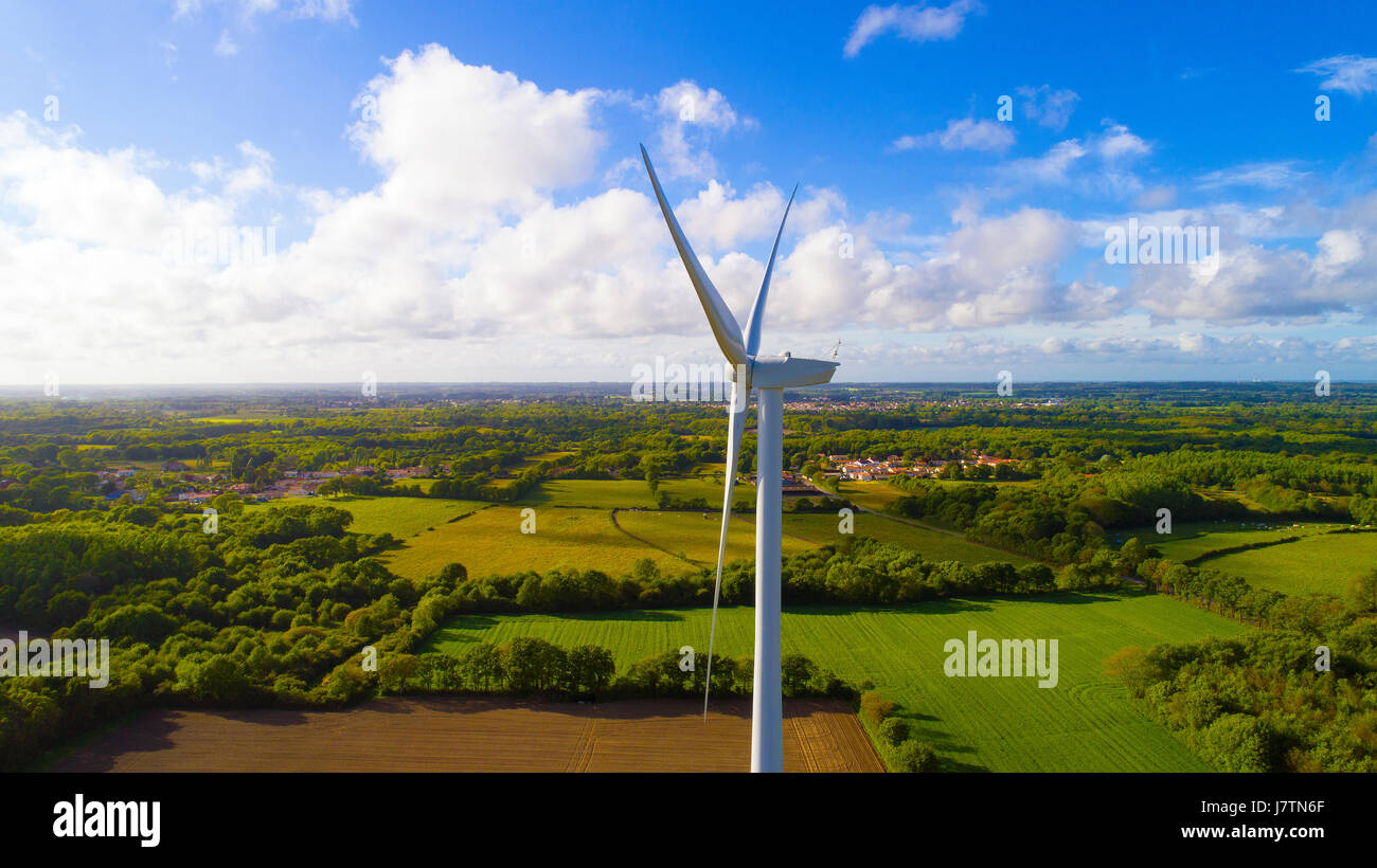 Windkraftanlage in der französischen Landschaft, in der Nähe von Saint Hilaire de Chaleons, Loire-Atlantique, Frankreich Stockfoto