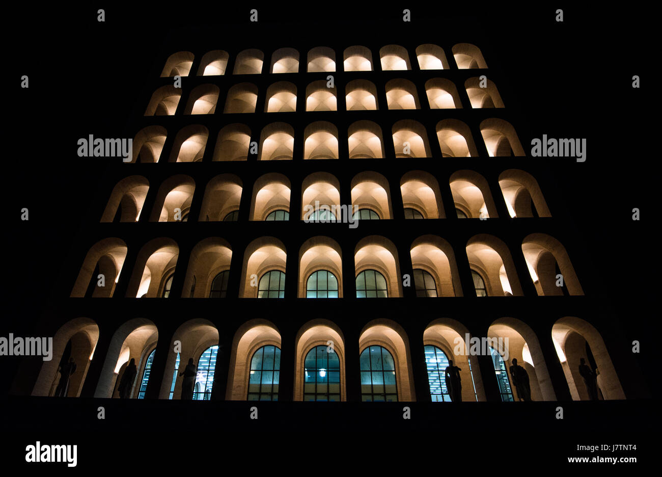 Eine Nacht Fotografie des Palazzo della Civiltà Romana, auch "Colosseo Quadrato" genannt Stockfoto