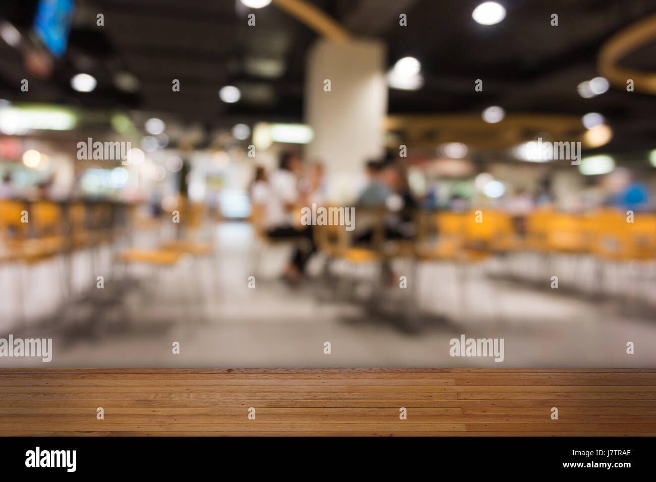 Holzboden mit Foodcourt unscharf Hintergrund. Stockfoto