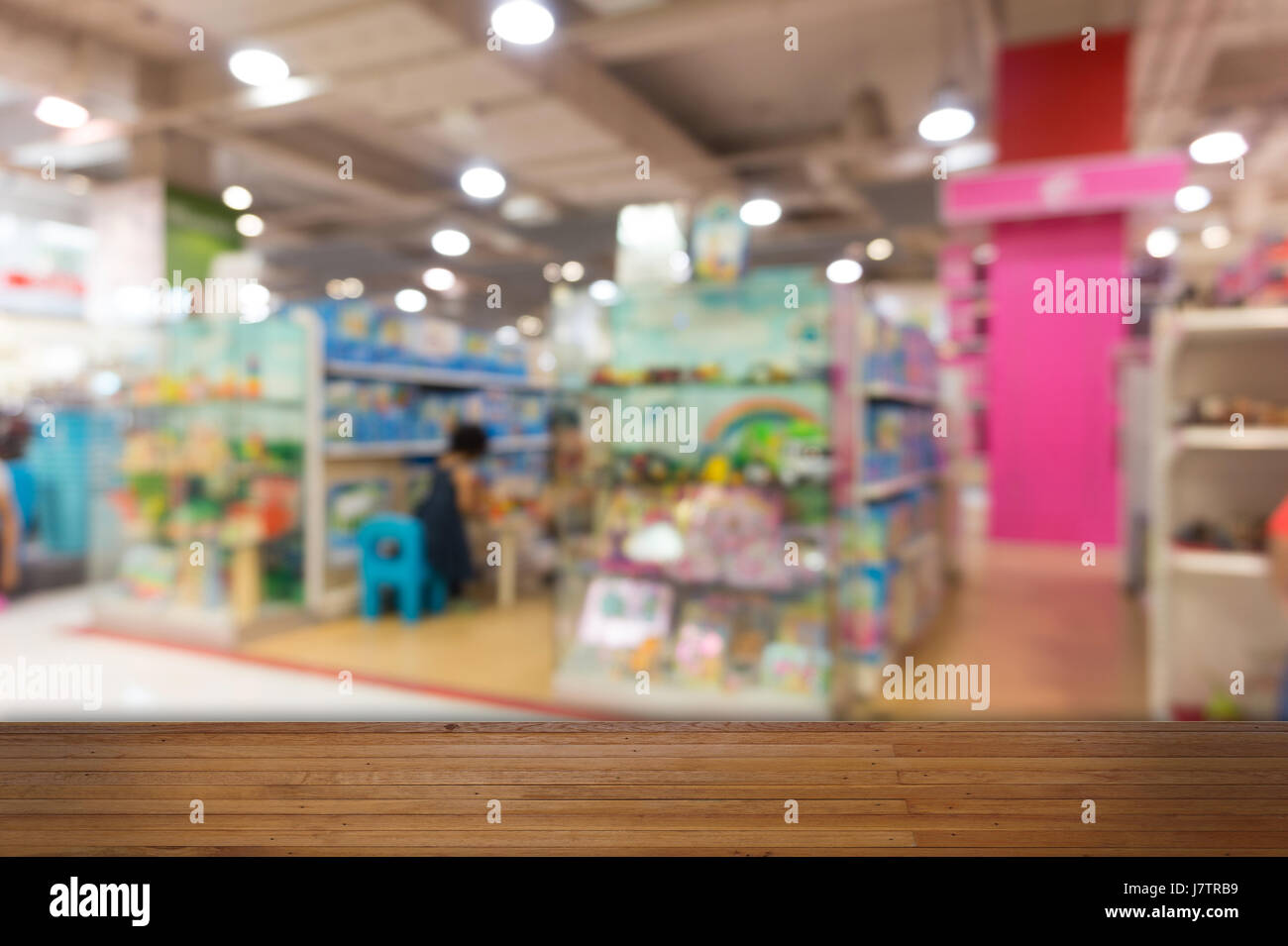 Holzboden mit Spielwarenabteilung Hintergrund unscharf Stockfoto