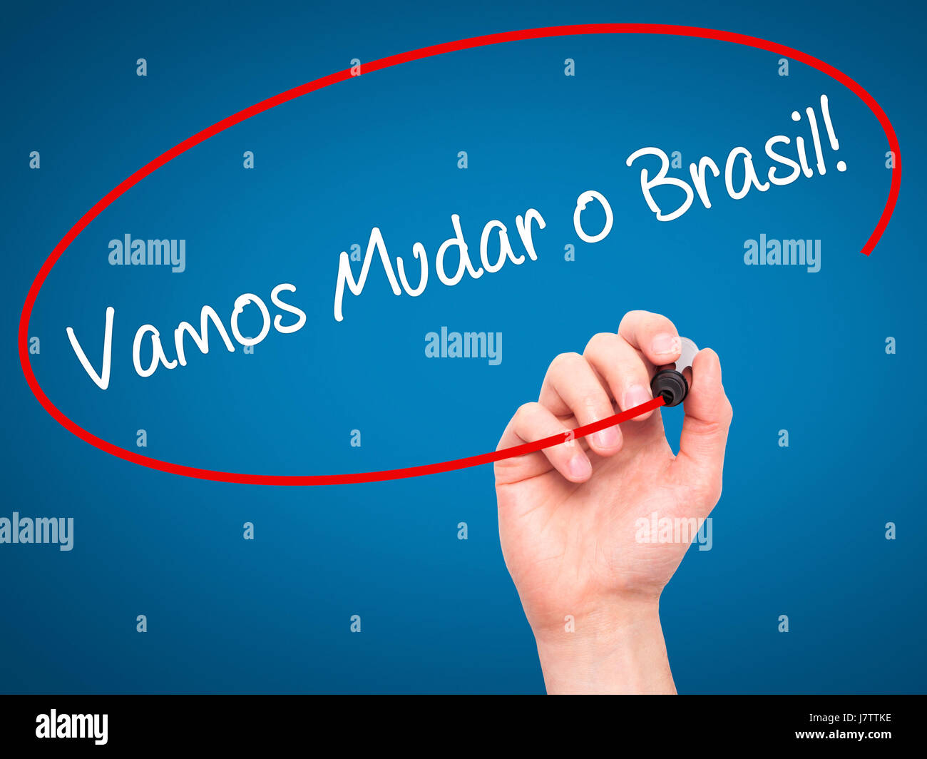 Mann Handschrift Vamos Mudar o Brasil! (Lasst uns Änderung Brasilien auf Portugiesisch) mit schwarzen Balken am Bildschirm. Isoliert auf blau. Geschäft, Technologie Stockfoto