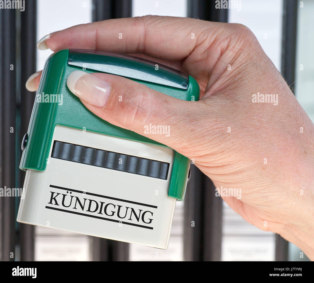 Büro Hand Vertrag Finger Arbeitsplatz Mitarbeiterin entlassen Kündigung Versicherung Stockfoto