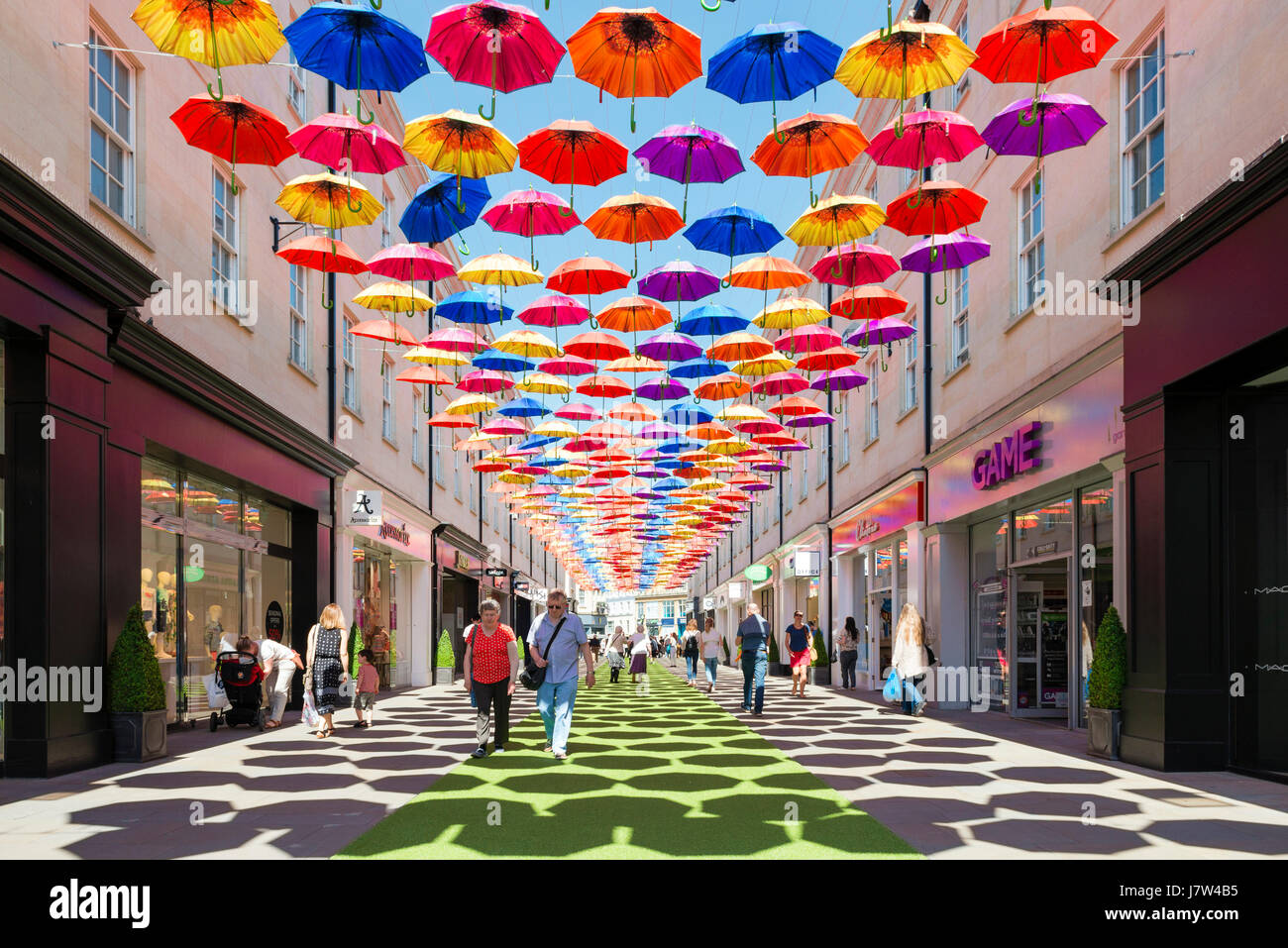 Bath, Somerset, UK. Bunte Regenschirme über die Straße als Bestandteil ein Kunstfestival aufgehängt. Stockfoto