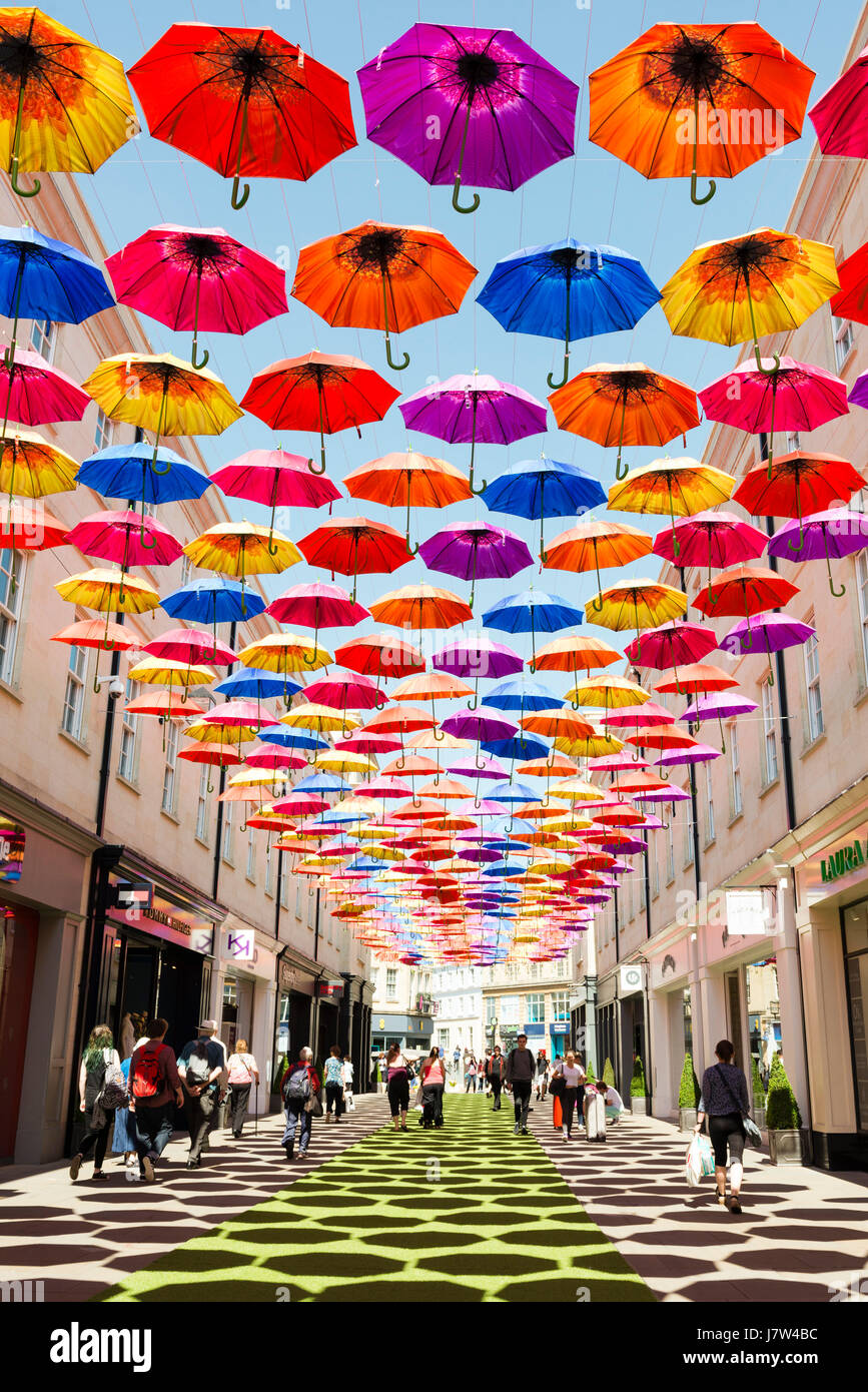 Bath, Somerset, UK. Bunte Regenschirme über die Straße als Bestandteil ein Kunstfestival aufgehängt. Stockfoto