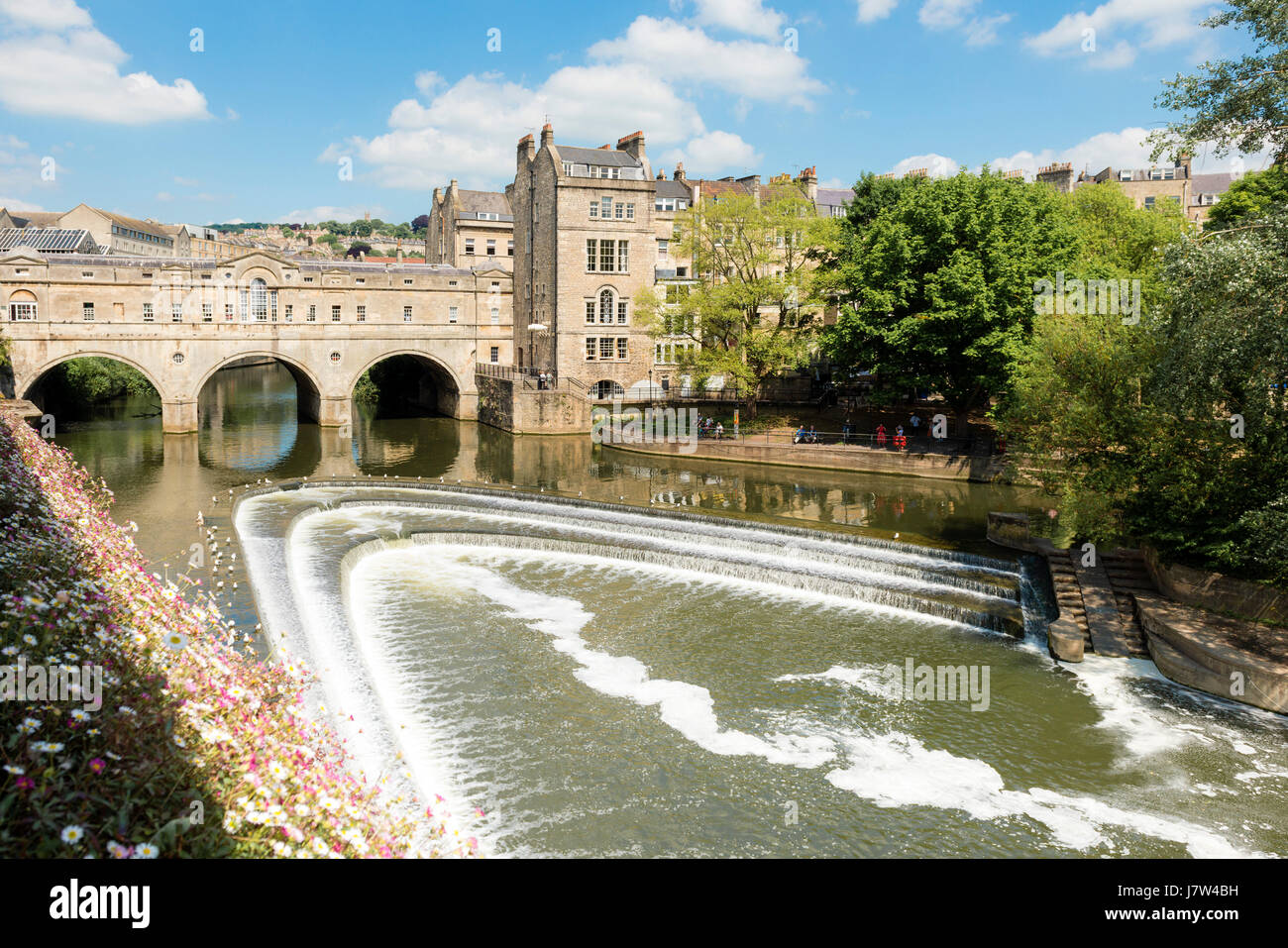 Bath, Somerset, UK. Pulteney Brücke und Fluss-Wehr. Stockfoto