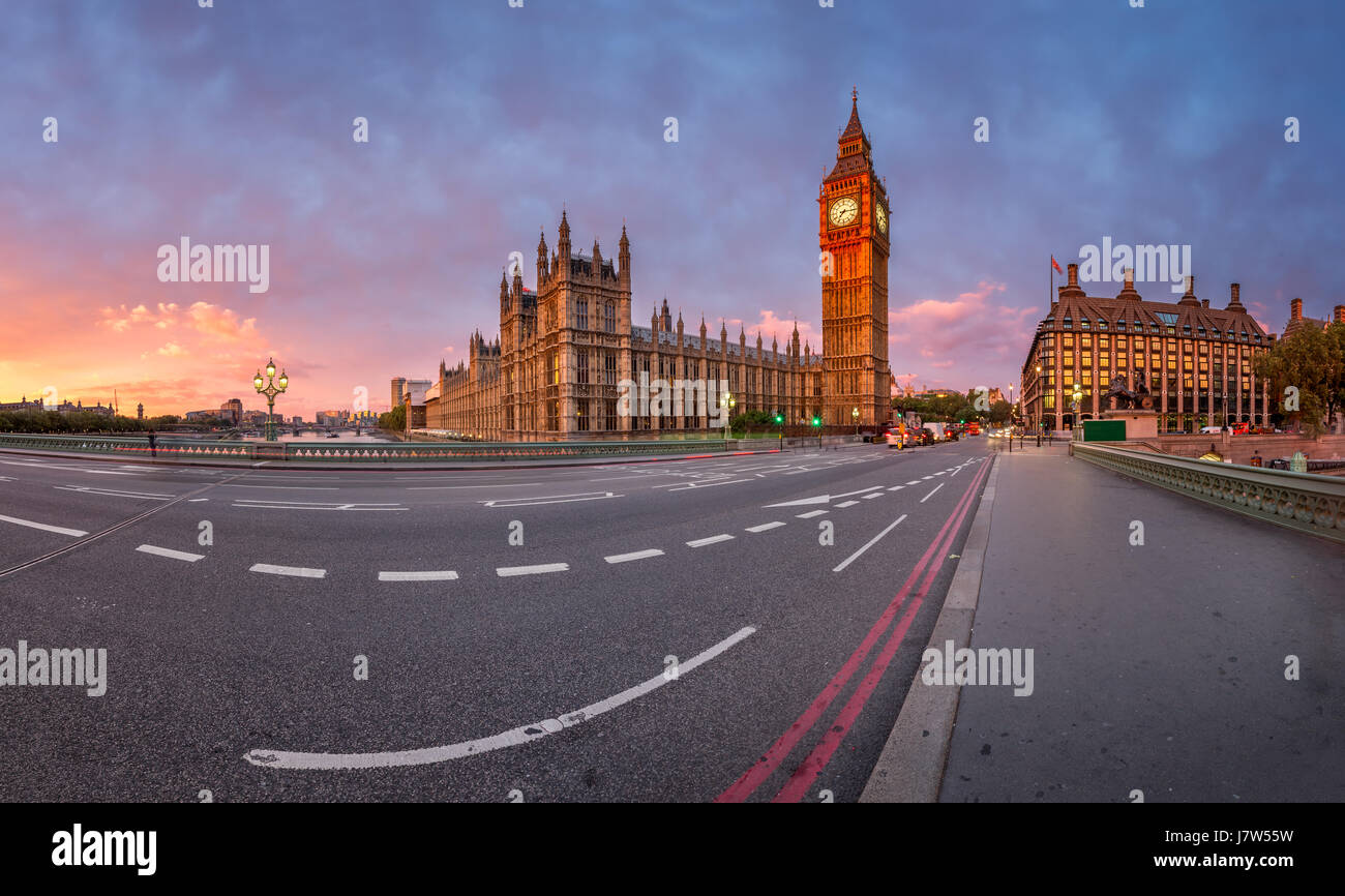 Panorama von Königin Elizabeth Clock Tower und Westminster Palace am Morgen, London, Vereinigtes Königreich Stockfoto