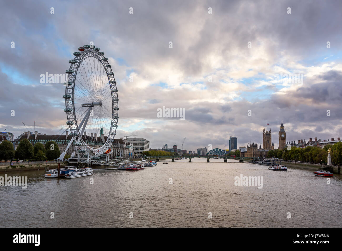 LONDON - 6. Oktober: London Eye und Westminster Palace am 6. Oktober 2014 in London. Das größte Riesenrad Europas, ist die Struktur des London Eye Stockfoto