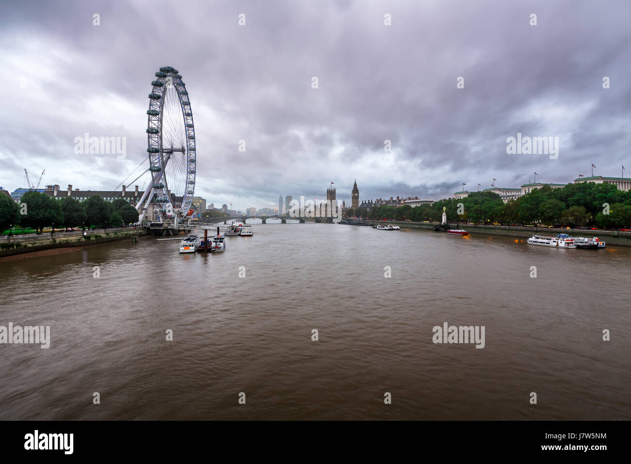 LONDON - 6. Oktober: London Eye und Westminster Palace am 6. Oktober 2014 in London. Das größte Riesenrad Europas, ist die Struktur des London Eye Stockfoto