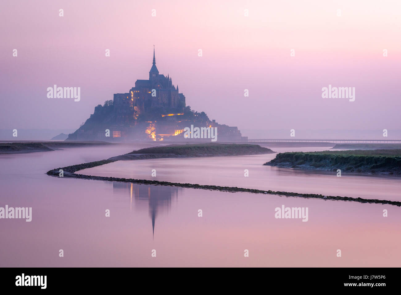 Mont Saint Michel Sonnenaufgang Dawn Couesnon Fluss landschaftlich Seelandschaft Abtei atmosphärischen düsteren sich windender Fluss Bucht von Mont St. Michel Stockfoto