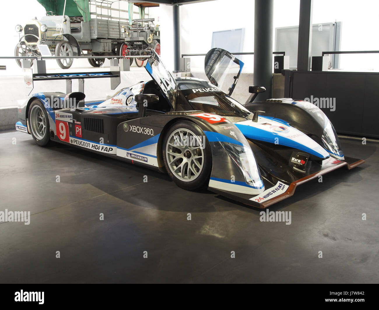 Der 2009 Peugeot 908 ist ein Rennwagen für Ausdauerrennen. Dieses Foto zeigt das Fahrzeug in Aktion und zeigt sein Design und seine Leistungseigenschaften bei Wettkämpfen. Stockfoto