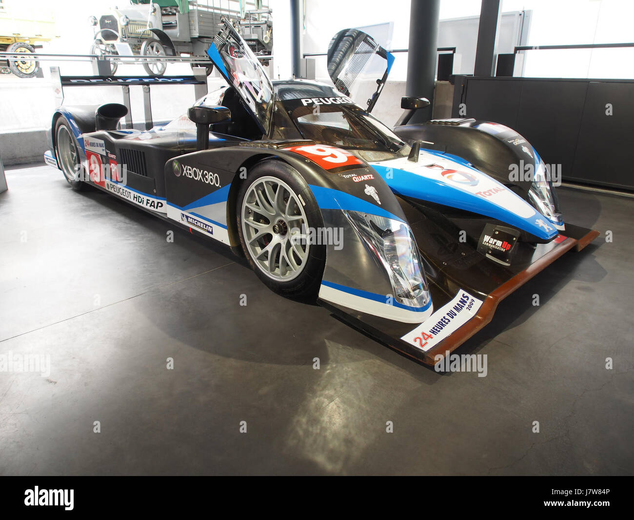 Der 2009er Peugeot 908 war ein Rennwagen, der für den Ausdauersport entwickelt wurde, mit fortschrittlicher Technik und Aerodynamik. Dieses Foto zeigt die Leistung und das elegante Design des Fahrzeugs. Stockfoto