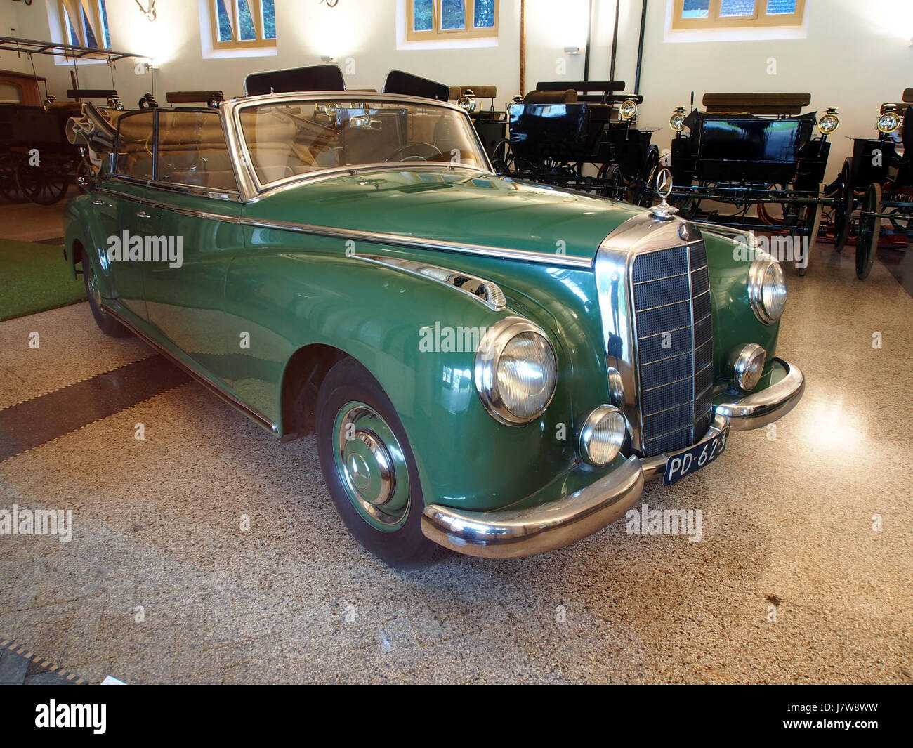 Der Mercedes-Benz Cabriolet D aus dem Jahr 1953, ein Luxusfahrzeug, das ursprünglich im Besitz der niederländischen Prinzessin Wilhelmina war, präsentiert sich in der Nachkriegszeit mit eleganter Linienführung und hochwertigen Ausstattungsmerkmalen. Stockfoto