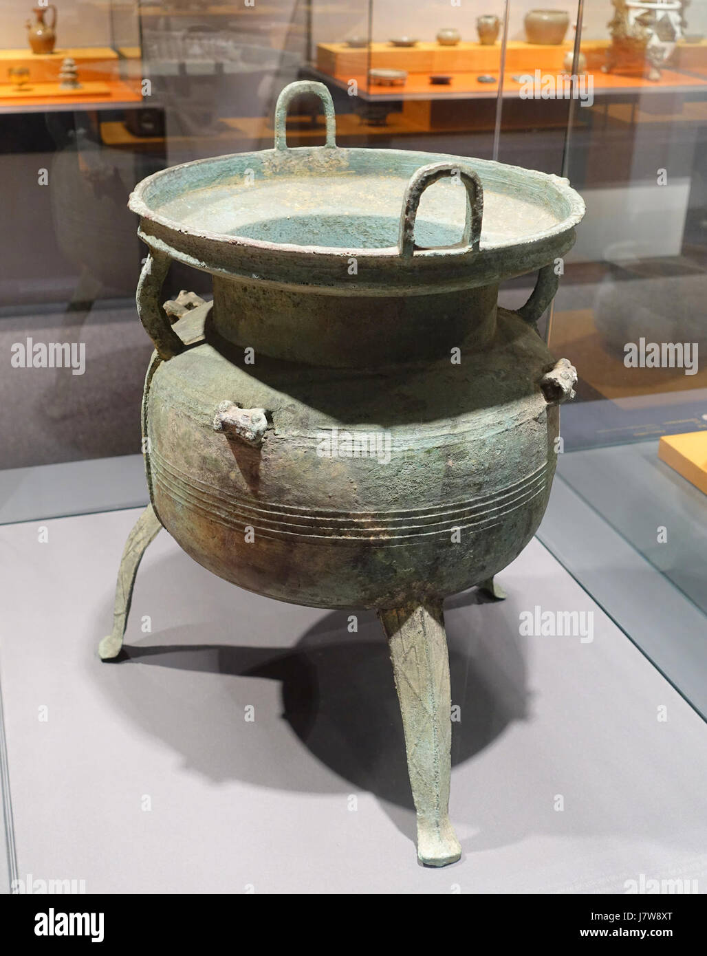 Bronze Ding Stativ mit gewölbten Mund, zwei Laschen und vier Frösche Design, Han-Dynastie, von Tuodong, Yunfuxian Hong Kong Museum of History DSC00811 Stockfoto
