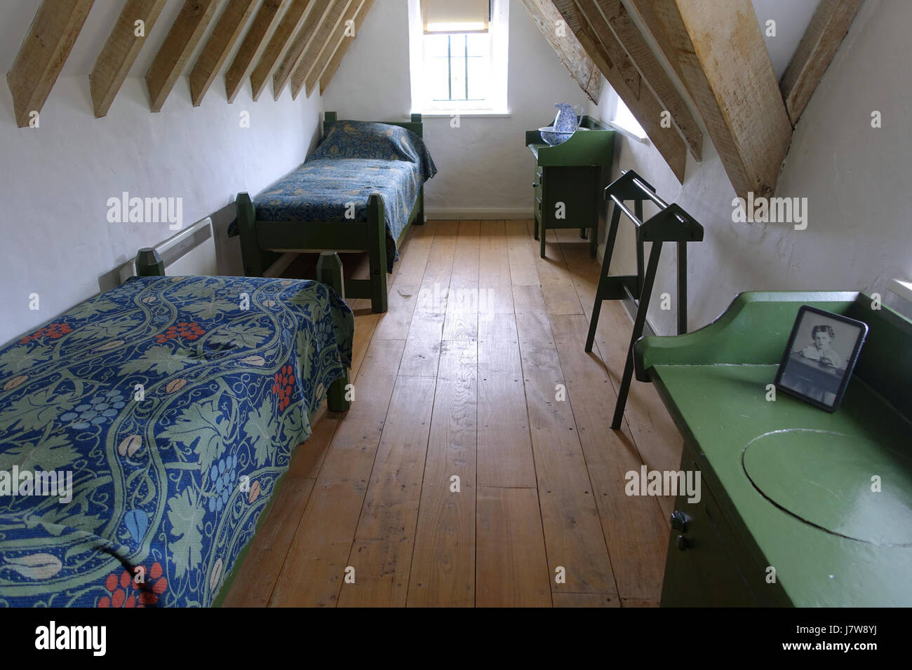 Eine Fotografie des Dachgeschosses im Kelmscott Manor in Oxfordshire, England, das den historischen Raum im Herrenhaus aus dem 19. Jahrhundert zeigt. Stockfoto