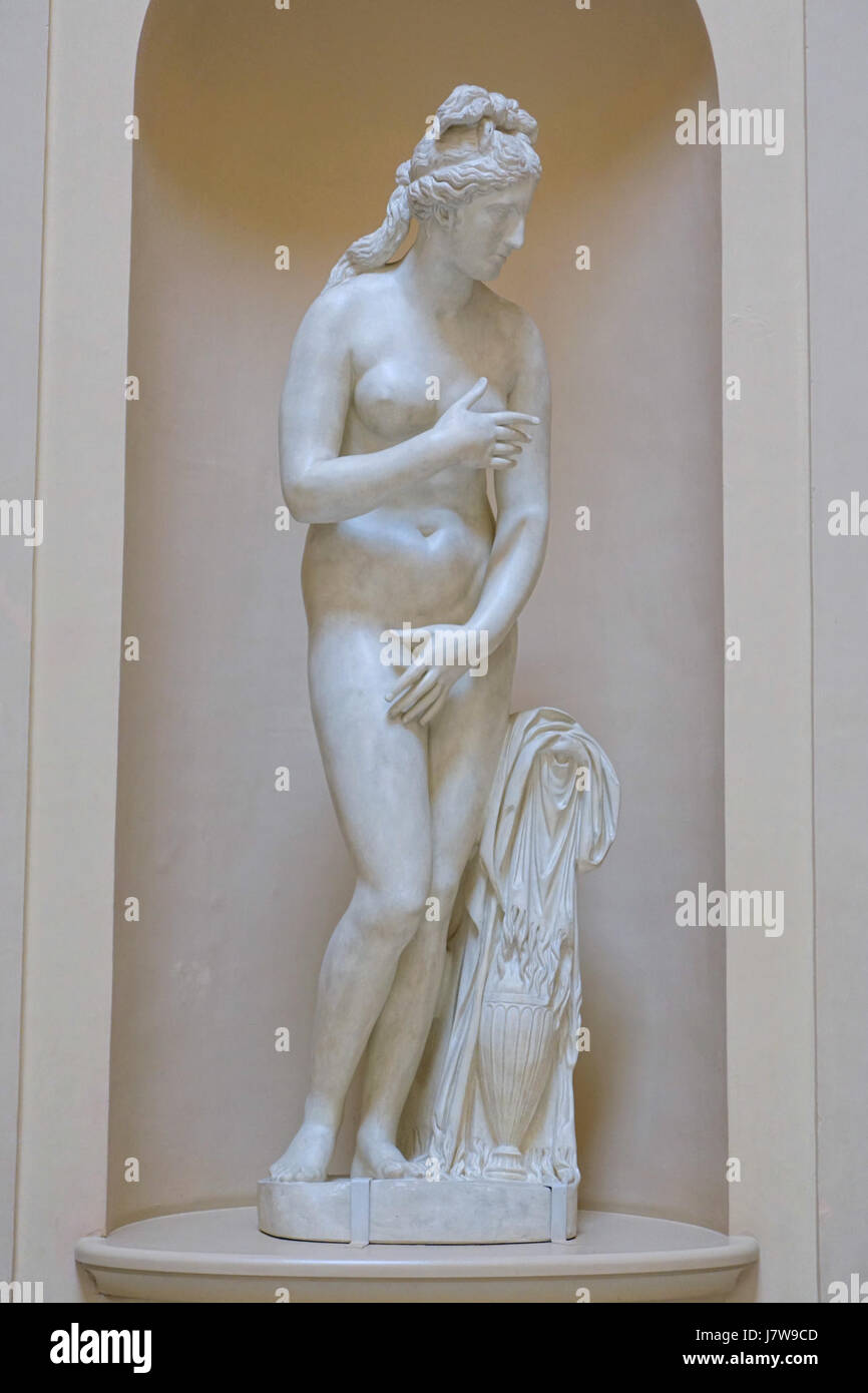 Die Kapitolinische Venus ist eine klassische Statue, die im Stowe House in Buckinghamshire, England, ausgestellt wird. Diese Skulptur, eine römische Kopie eines griechischen Originals, stellt Venus dar, die Göttin der Liebe und Schönheit, bekannt für ihre detaillierte und anmutige Darstellung der weiblichen Form. Stowe House ist eine bemerkenswerte historische Stätte mit einer reichen Sammlung von Kunst und Architektur. Stockfoto