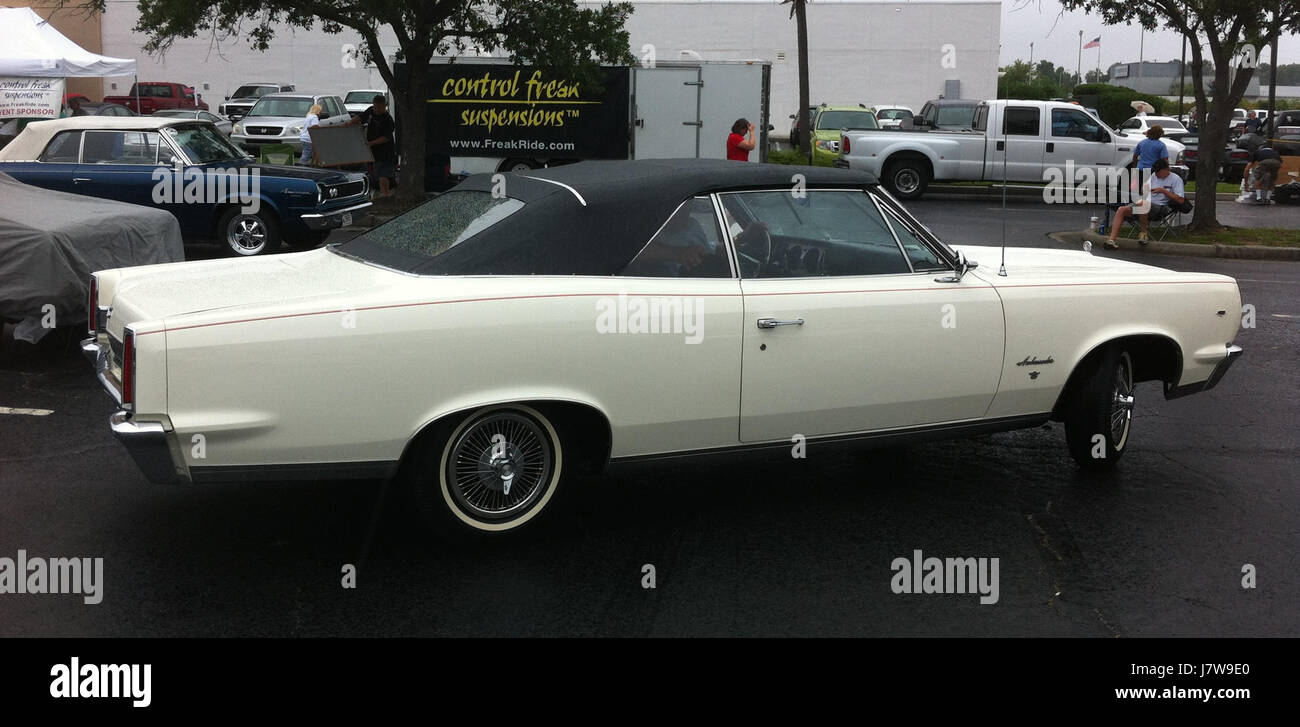 Das 1967 AMC Ambassador DPL Cabriolet ist ein klassisches amerikanisches Automobil mit elegantem Design und fortschrittlichen Funktionen seiner Zeit. Dieses Modell war Teil der AMC-Linie und gilt als Sammlerstück für Oldtimer-Liebhaber. Stockfoto