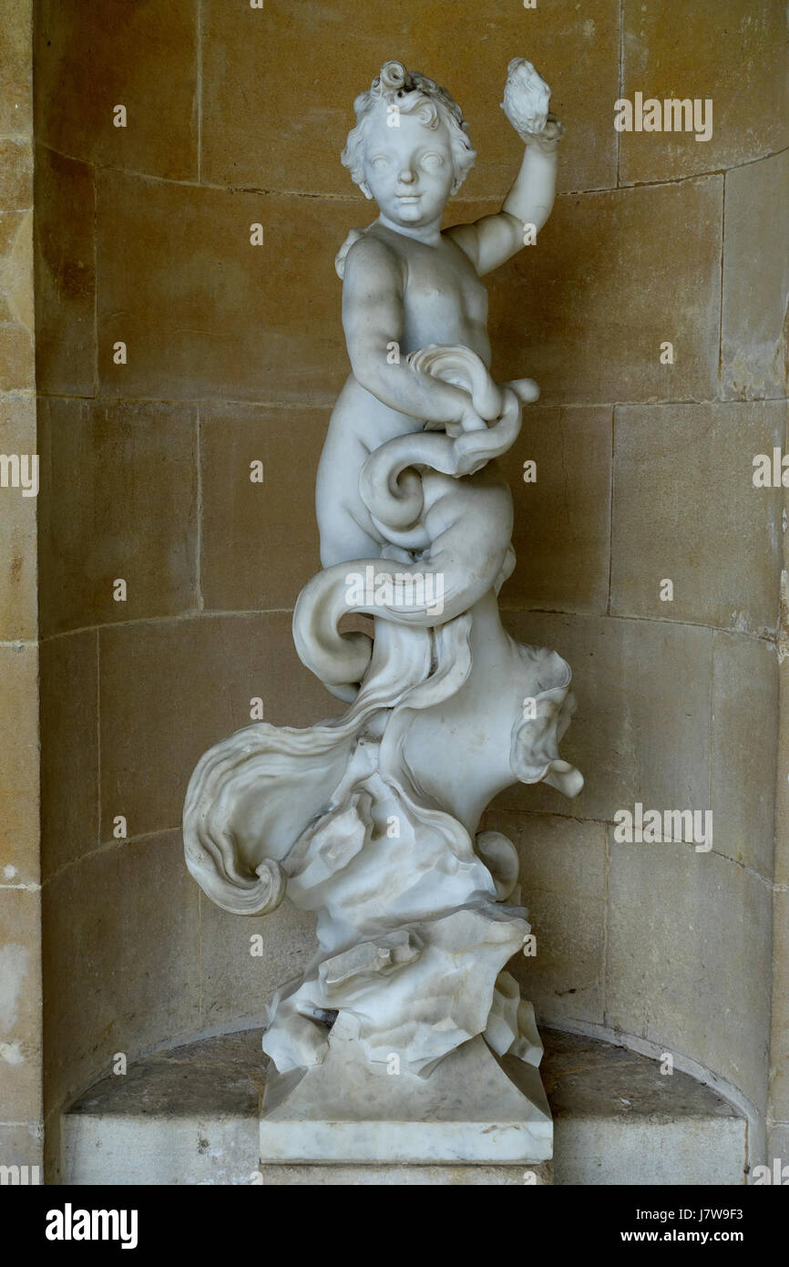 Die Volierenskulptur im Waddesdon Manor in Buckinghamshire, England, ist ein bemerkenswertes dekoratives Kunstwerk. Es zeigt komplexe Handwerkskunst und die Integration der Natur mit architektonischen Elementen in die Gestaltung des Anwesens. Stockfoto