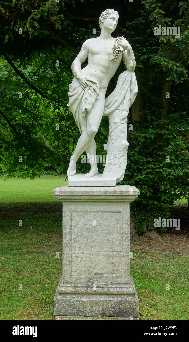 Eine Skulptur aus der Mitte des 18. Jahrhunderts von Bacchus, dem römischen Gott des Weins, geschaffen von einem unbekannten Bildhauer. Das Stück befindet sich im Waddesdon Manor in Buckinghamshire, England, und zeigt die klassische Kunst dieser Zeit. Stockfoto