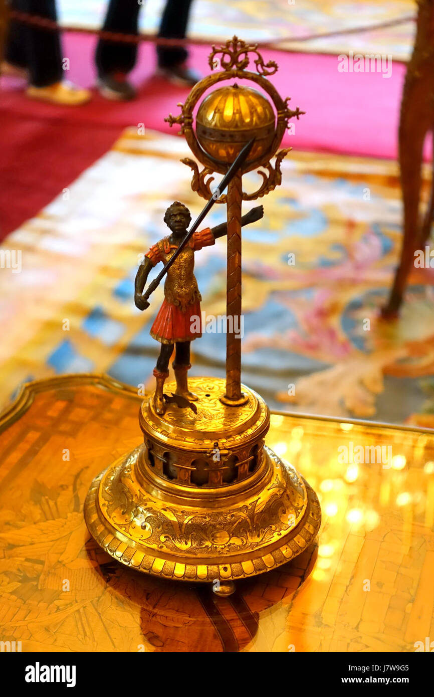 Diese Automatenuhr aus dem 17. Jahrhundert, die von einem unbekannten Hersteller hergestellt wurde, besticht durch eine komplizierte Handwerkskunst, die für diese Zeit typisch ist. Die Uhr, die von 1600 bis 1615 stammt, wird im Waddesdon Manor in Buckinghamshire ausgestellt. Das mechanische Uhrwerk und das kunstvolle Design heben die technologischen Fortschritte der Epoche hervor. Stockfoto