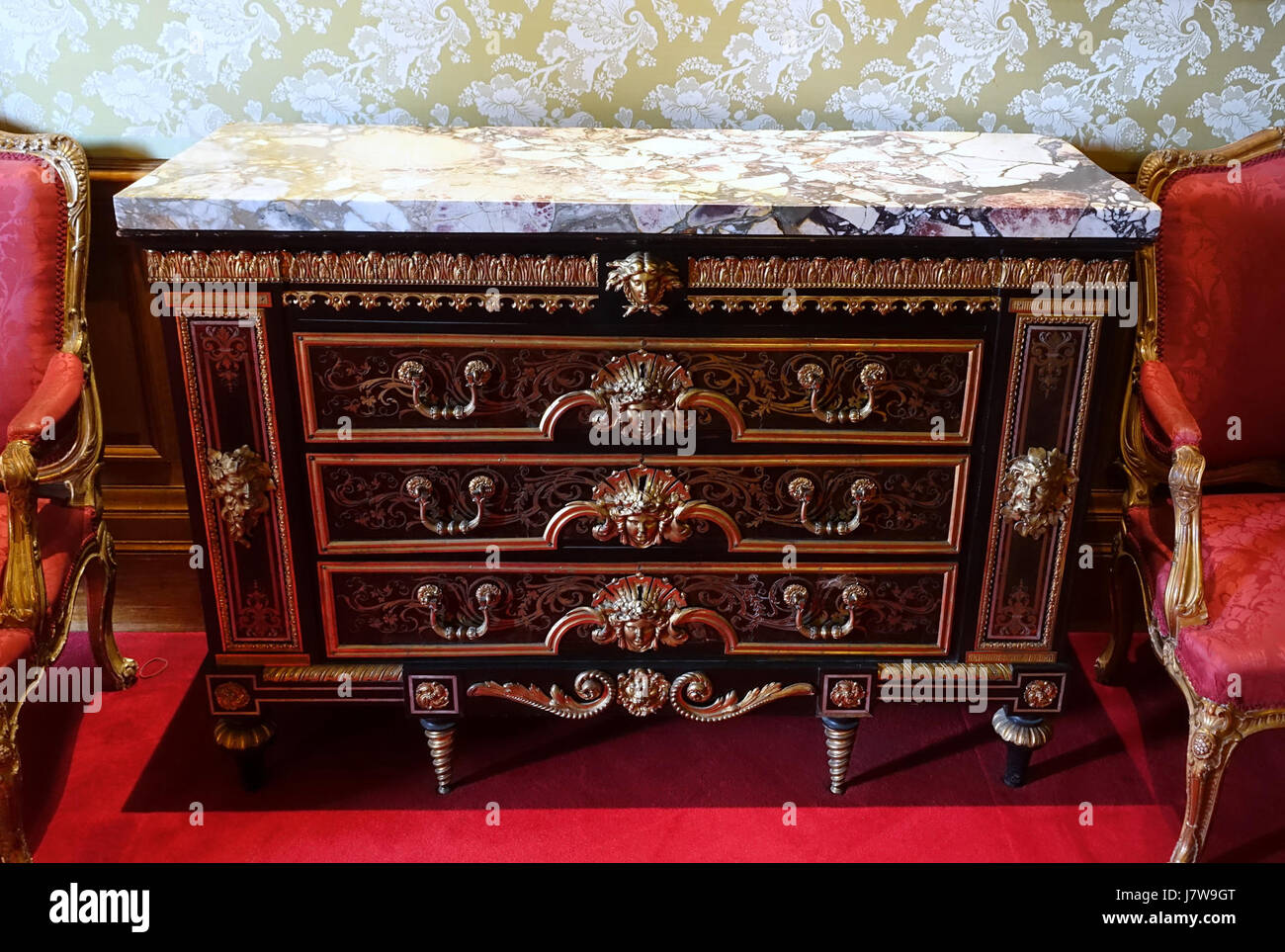 Diese Kommode mit einem unbekannten Hersteller stammt aus Frankreich und stammt aus den 1700er oder 1800er Jahren Sie befindet sich derzeit im Waddesdon Manor in Buckinghamshire, England. Das Stück ist ein Beispiel für das europäische Möbelhandwerk aus dieser Zeit, das sich durch detaillierte Holzarbeiten und funktionales Design auszeichnet, das den Stil seiner Epoche widerspiegelt. Stockfoto