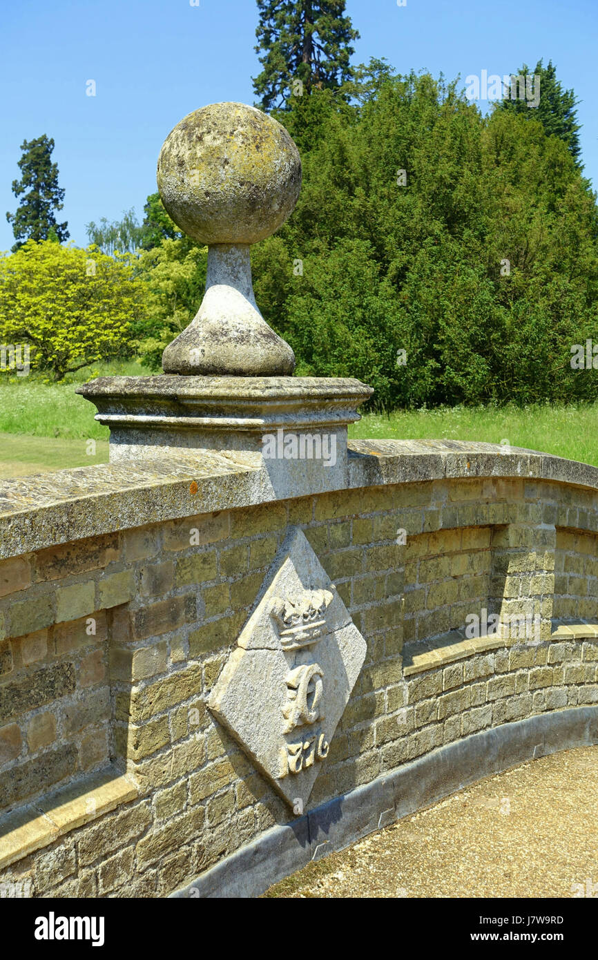 Die Chinese Bridge im Wrest Park in Bedfordshire, England, ist ein dekoratives und architektonisches Merkmal, das den chinesischen Einfluss in der britischen Landschaftsgestaltung widerspiegelt. Es befindet sich im Park und trägt zum ästhetischen und historischen Wert des Ortes bei. Stockfoto