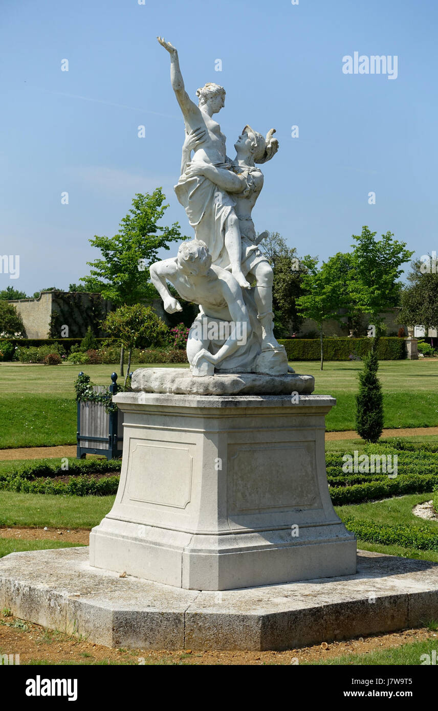 Diese Skulptur mit dem Titel „Entführung von Helen von Troy“ wurde von John Cheere in den 1700er Jahren geschaffen und basiert auf einem Original von Phillipe Bertrand. Es wird im Wrest Park in Bedfordshire, England gezeigt und zeigt ein klassisches mythologisches Thema. Stockfoto