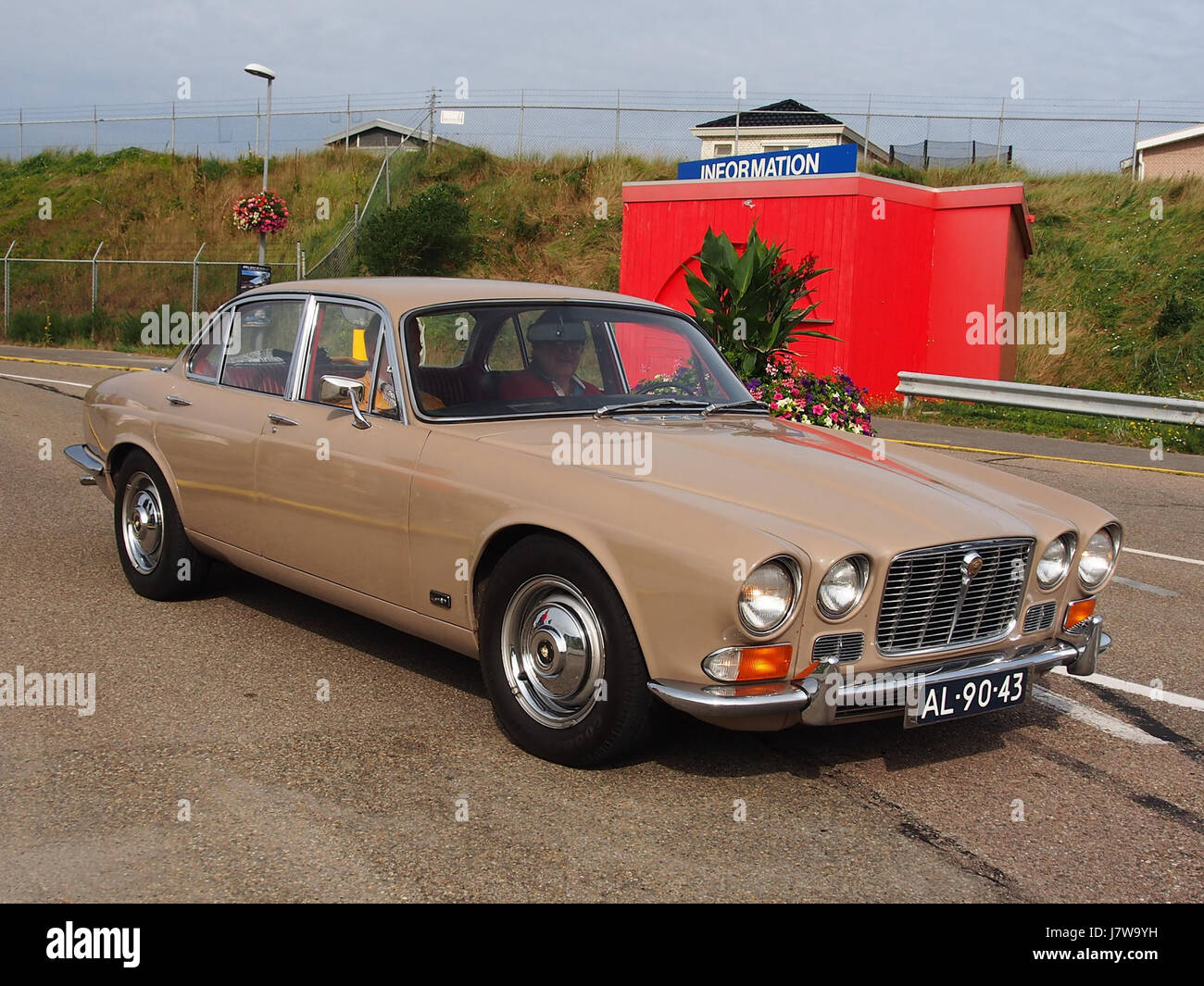 Der 1970 Jaguar XJ6 4,2 ist eine klassische Luxuslimousine, die für ihr raffiniertes Design und ihre Ingenieurskunst bekannt ist. Er verfügt über einen 4,2-Liter-Motor und steht für Jaguar Engagement für Stil und Leistung in den frühen 1970er Jahren Dieses Modell ist Teil der XJ-Baureihe, ein Flaggschiff der Marke. Stockfoto
