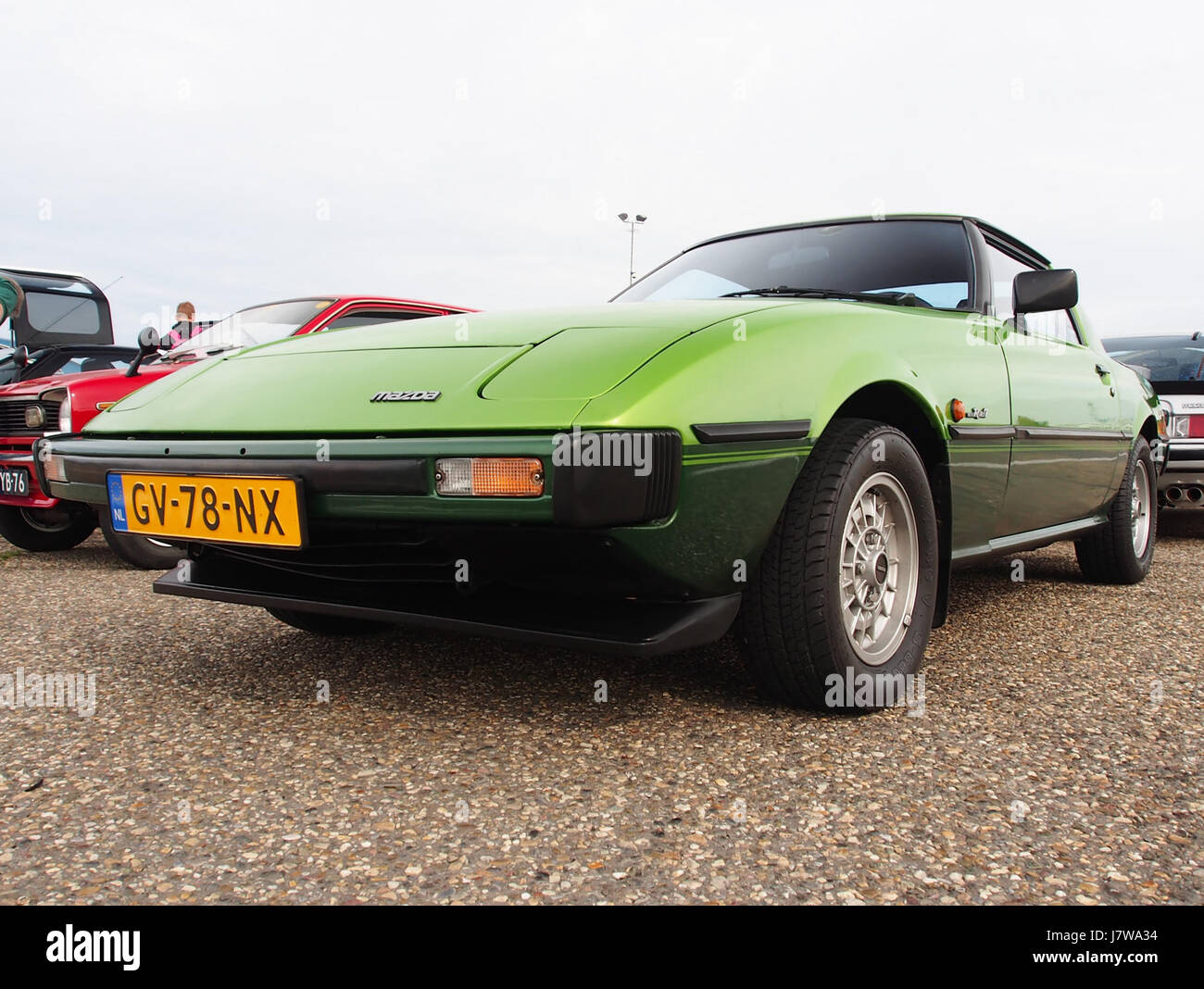 Der 1981 Mazda RX-7 mit dem Nummernschild GV 78 NX ist ein Sportwagen, der für seinen Drehmotor und sein elegantes Design bekannt ist. Der RX-7 war in den 1980er Jahren wegen seiner Leistung und seines Designs ein beliebtes Modell. Stockfoto