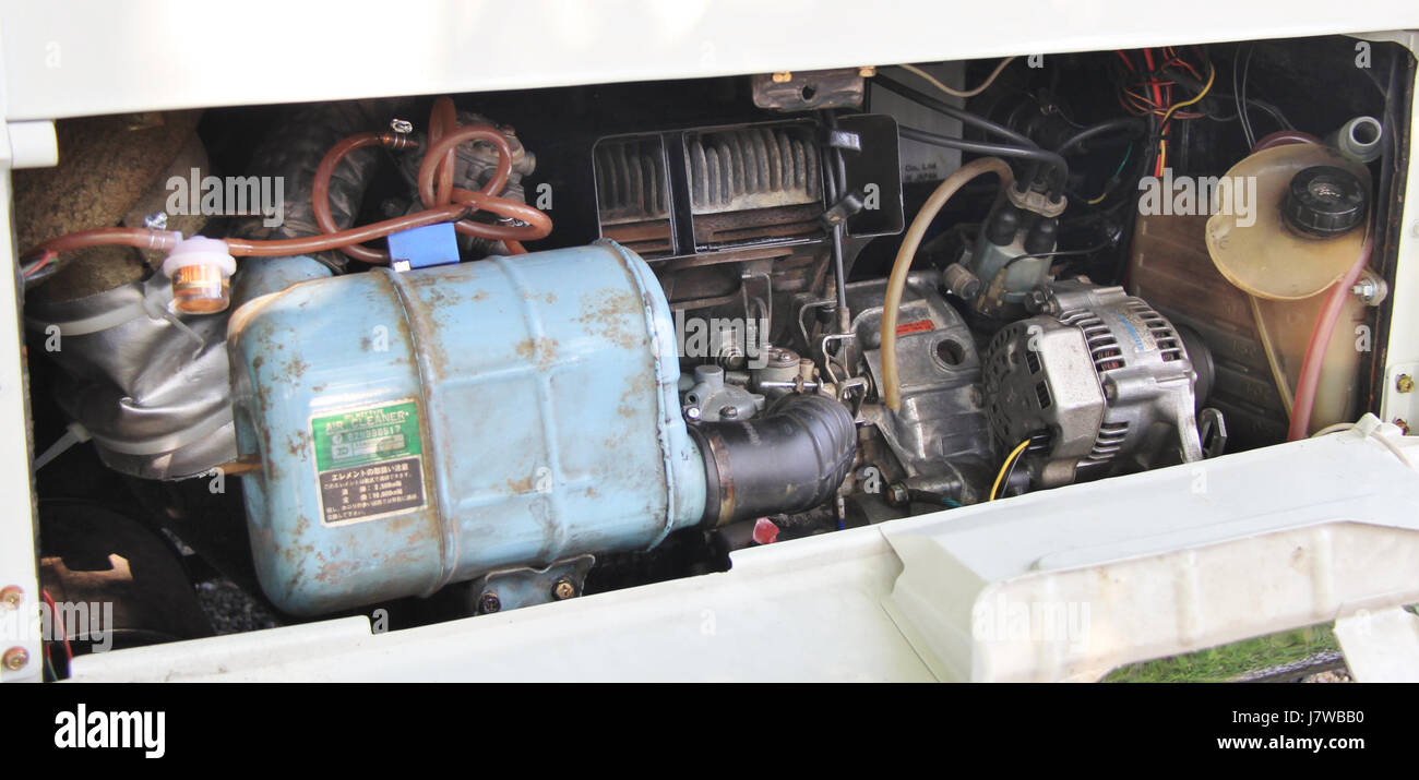 Der 1972 Subaru Sambar Motor ist Teil der mechanischen Konstruktion des microcarâ. Es ist bekannt für seine kompakte Größe und Effizienz, die das 1972 Sambar Fahrzeug antreibt, das für Kleintransporte und Nutzfahrzeuge entwickelt wurde. Stockfoto