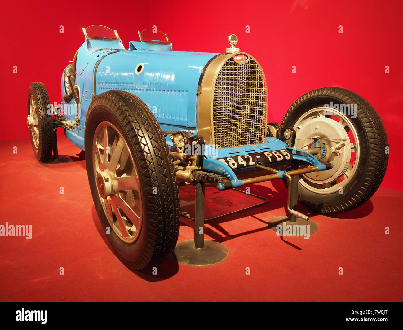 Der 1929 Bugatti Type 35B ist ein klassischer Rennwagen, der für seinen 8-Zylinder-Motor mit 140 PS bekannt ist. Mit einer Höchstgeschwindigkeit von 210 km/h und einem Hubraum von 2263 cm3 stellt er eine bedeutende Leistung in der Automobiltechnik in den späten 1920er Jahren dar Stockfoto
