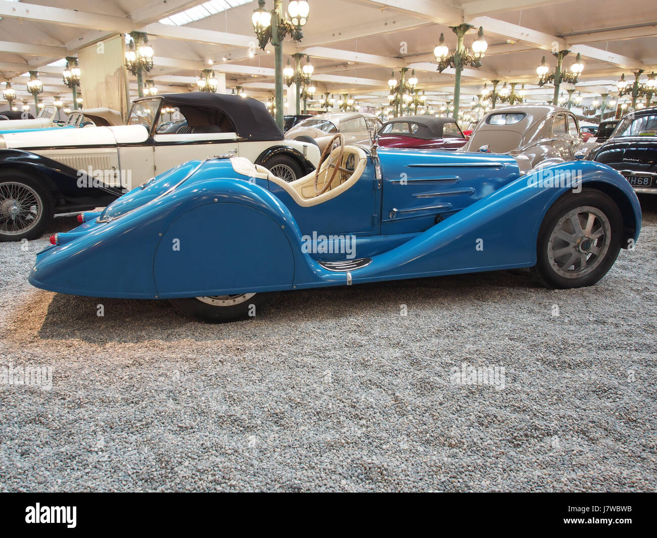 Dieser 1927 Bugatti Typ 35B ist ein klassischer Sportwagen mit einem 8-Zylinder-Motor mit 140 PS. Mit einer Höchstgeschwindigkeit von 210 km/h war er zu seiner Zeit ein Wunder der Automobiltechnik. Stockfoto
