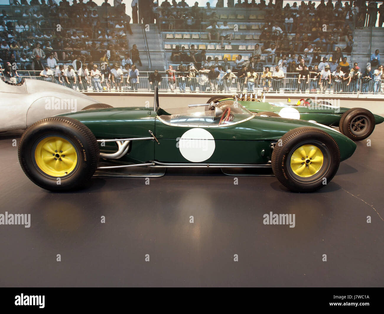 Der 1961 Lotus F1 Type 18 mit seinem 4-Zylinder-Motor, 245 PS und einer Höchstgeschwindigkeit von 240 km/h ist ein Beispiel für die Feinmechanik und Leistung klassischer Formel-1-Fahrzeuge. Stockfoto