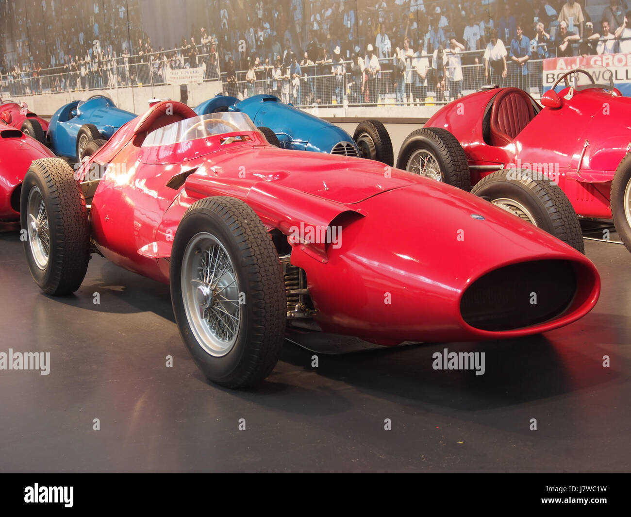 Dieses Bild zeigt einen Maserati Grand Prix-Wagen aus dem Jahr 1958, der von einem Sechszylindermotor und einem Hubraum von 2494 cm3 angetrieben wird. Das Fahrzeug spiegelt die Hochleistungstechnik und das Design des Motorsports der Mitte des 20. Jahrhunderts wider. Stockfoto