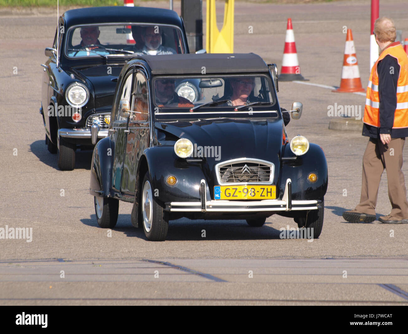 Ein 1981 Citroen 2CV6 mit niederländischem Führerschein GZ 98 ZH, ein klassischer französischer Economy-Wagen, der für sein unverwechselbares Design und seine Einfachheit bekannt ist. Stockfoto