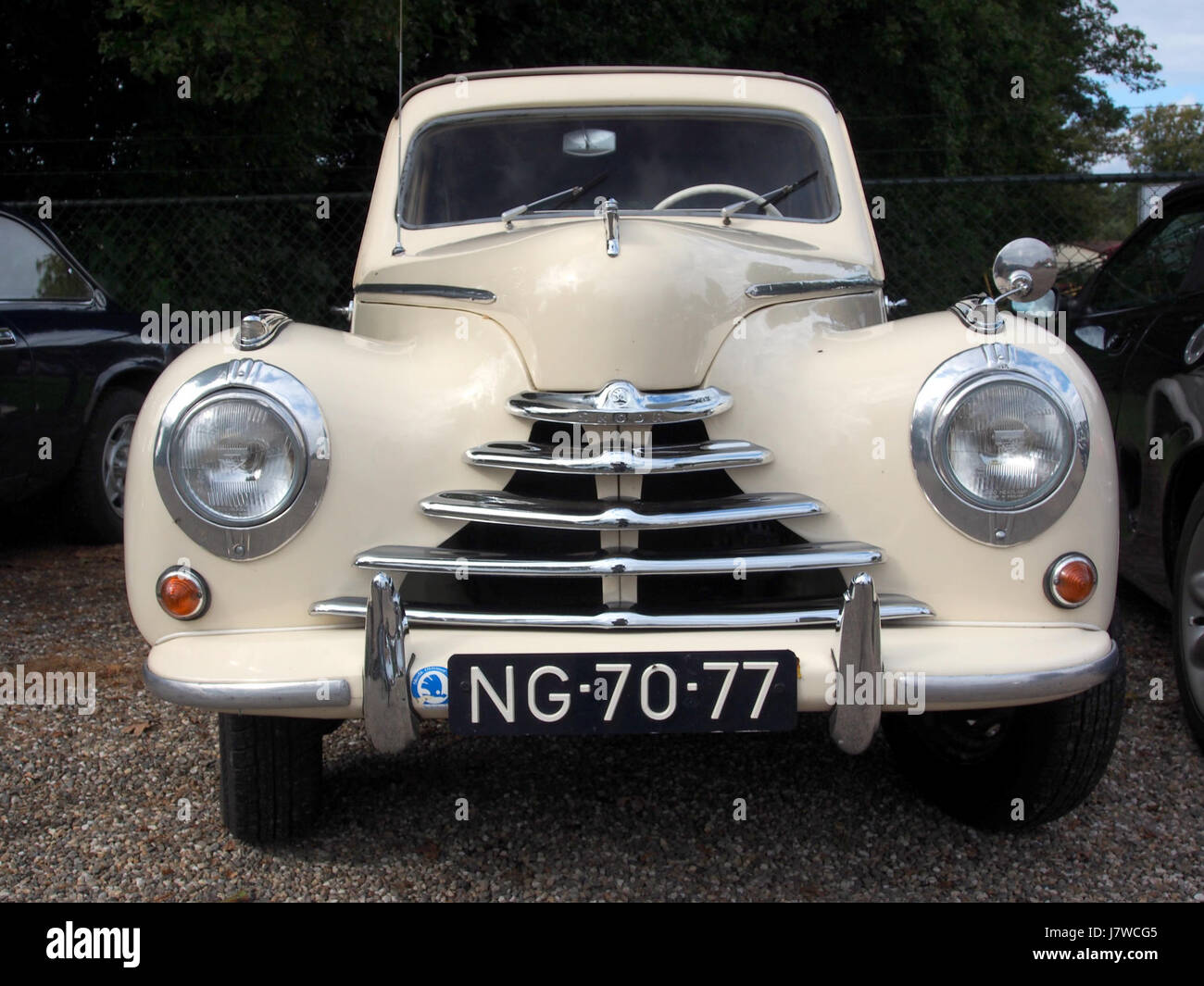 Der 1952 SKODA 1102 ist ein Oldtimermodell, das in der Tschechoslowakei hergestellt wurde und heute für sein klassisches Design bekannt ist. Dieses Modell wurde in Horn, Niederlande, fotografiert, was seinen gut erhaltenen Zustand hervorhebt. Stockfoto