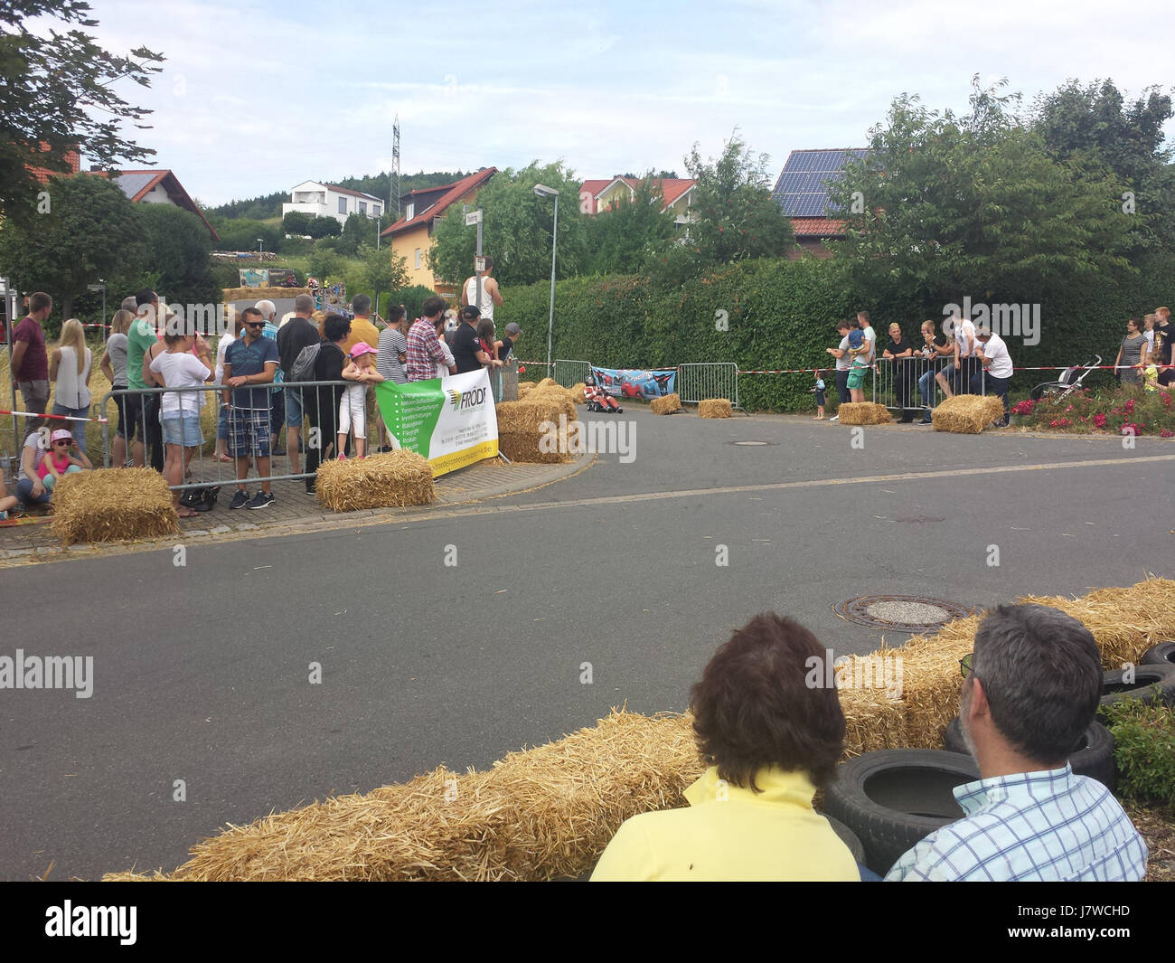 Die Badische Big Bobby Car Meisterschaft ist eine Veranstaltung in Tauberbischofsheim. Es handelt sich um einen Wettbewerb mit Bobby Cars, einem kleinen Aufsitzwagen für Kinder. Diese Veranstaltung ist ein einzigartiges kulturelles Treffen rund um diese verspielte Aktivität. Stockfoto