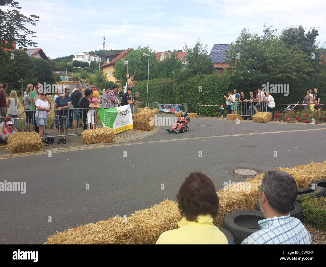 Die Badische Big Bobby Car Meisterschaft ist eine Veranstaltung in Tauberbischofsheim, Deutschland, die das beliebte Kindertrettwettbewerb feiert. Diese Veranstaltung bringt Teilnehmer aus verschiedenen Regionen zusammen, um mit ihren Spielzeugautos Rennen zu fahren, um Spaß und körperliche Aktivität für Kinder zu fördern. Stockfoto