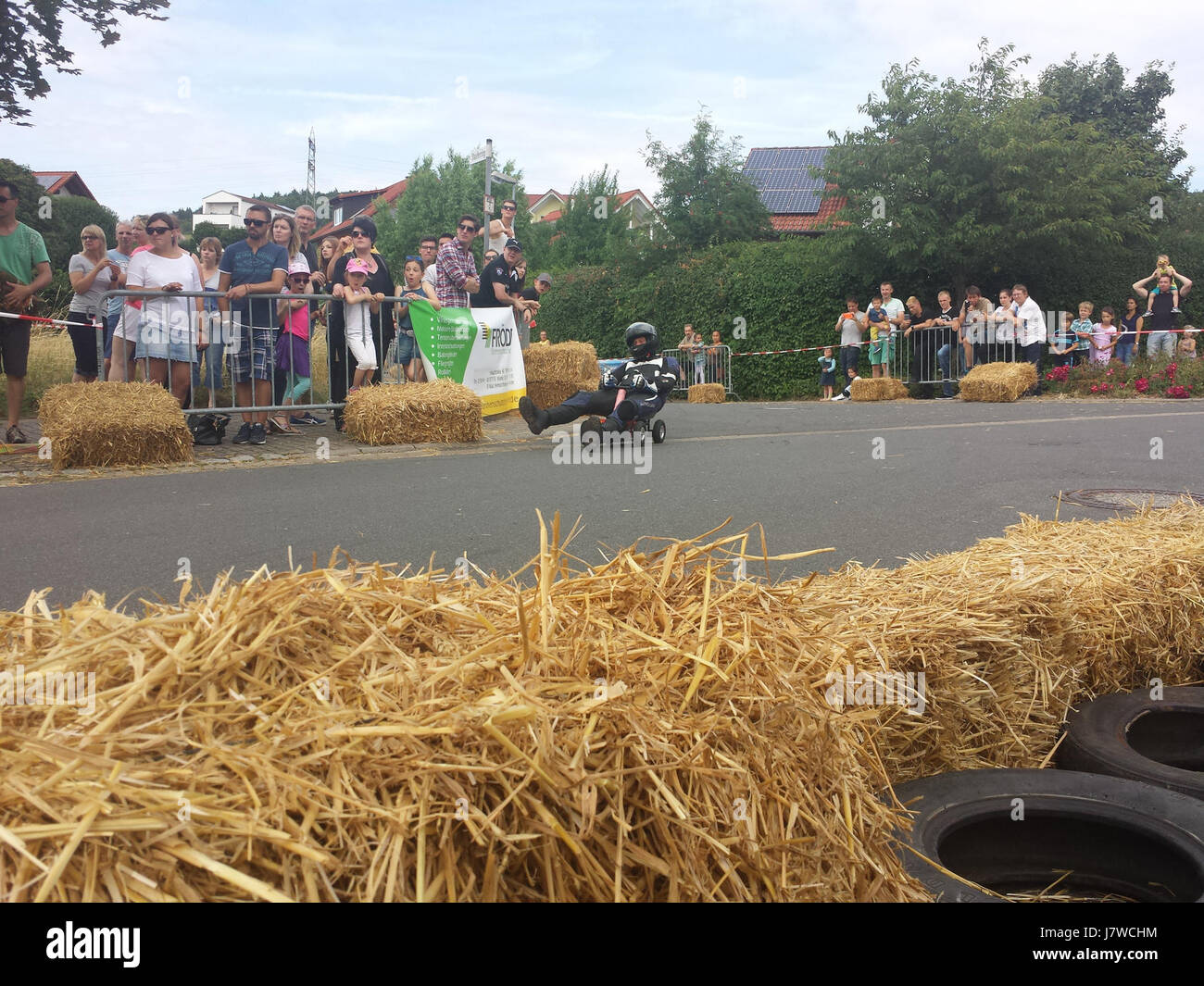 Die 1. Badische Big Bobby Car Championship fand in Tauberbischofsheim statt. Es ist ein lustiges, kompetitives Event mit dem Big Bobby Spielzeugfahrzeug, eine beliebte Aktivität für Kinder und Familien in Deutschland. Stockfoto