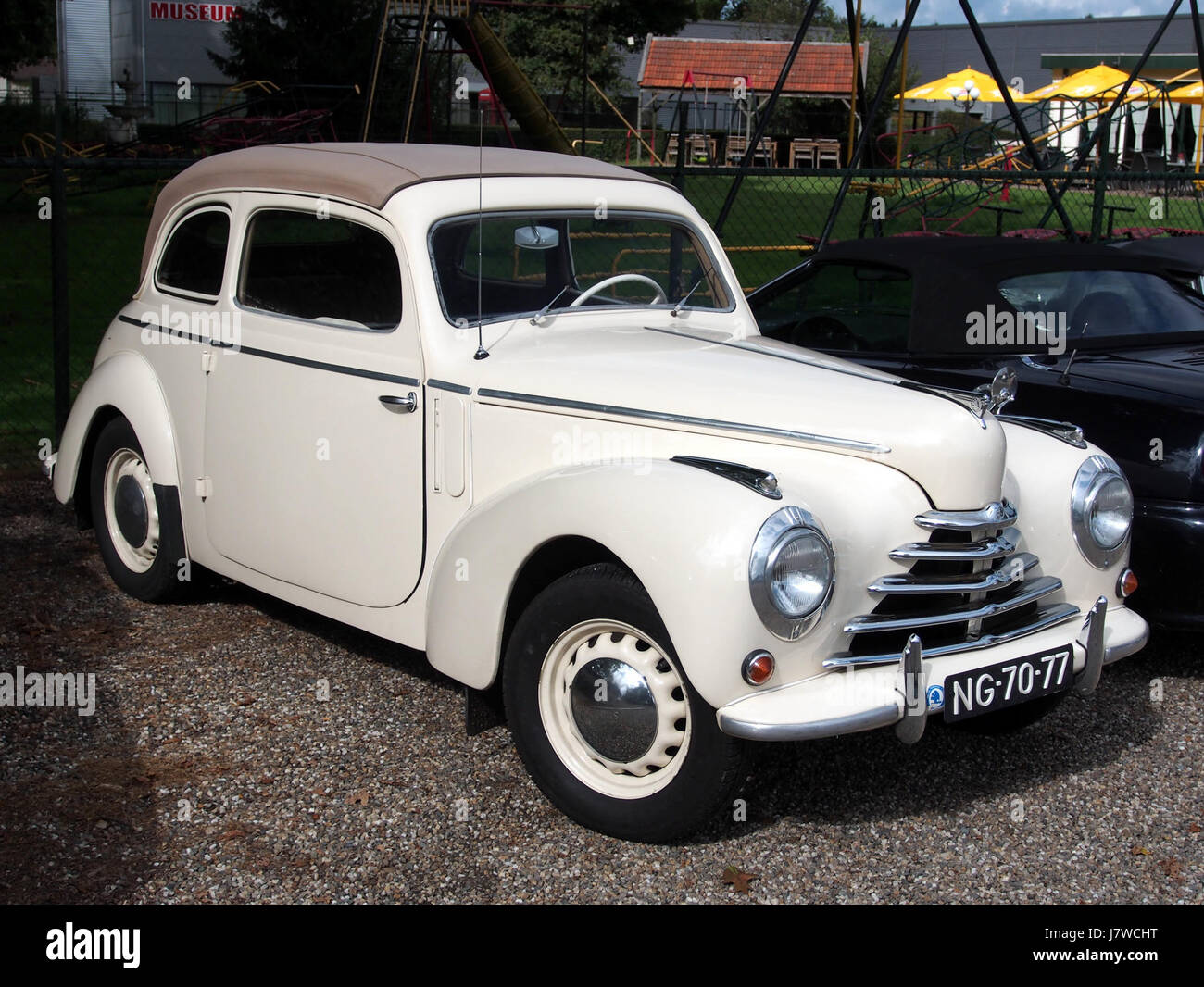 Dieses Bild zeigt einen 1951er SKODA 1102, ein Oldtimer-Modell, in Horn, Niederlande. Das Fahrzeug repräsentiert das Automobildesign der Mitte des 20. Jahrhunderts und die historische Bedeutung von SKODA in der Automobilherstellung. Stockfoto