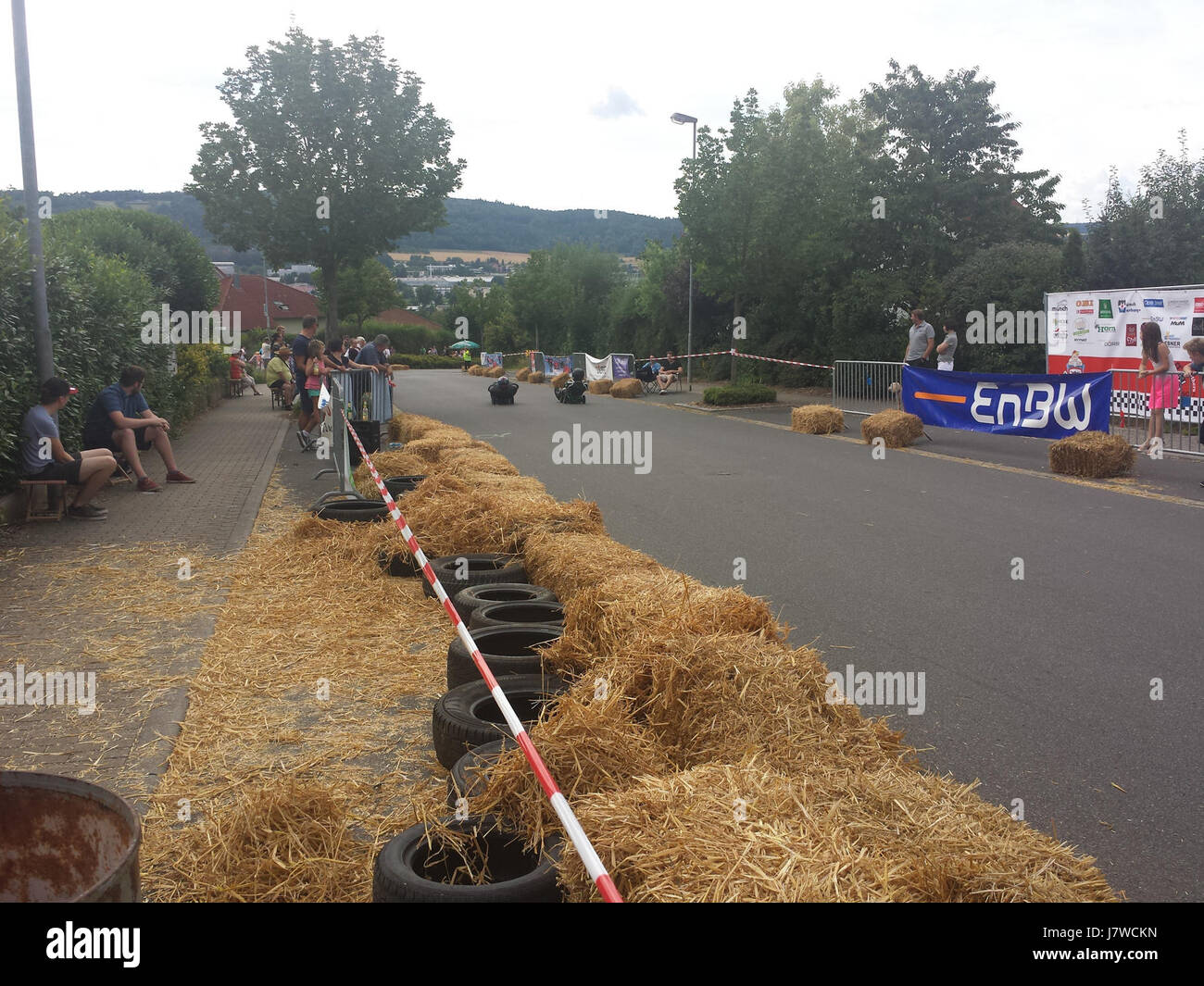 Die Badische Big Bobby Car Meisterschaft ist eine Meisterschaft in Tauberbischofsheim, Deutschland, bei der die Teilnehmer in Big Bobby Cars fahren, um familienfreundlichen Spaß und Engagement in der Gemeinschaft zu fördern. Stockfoto