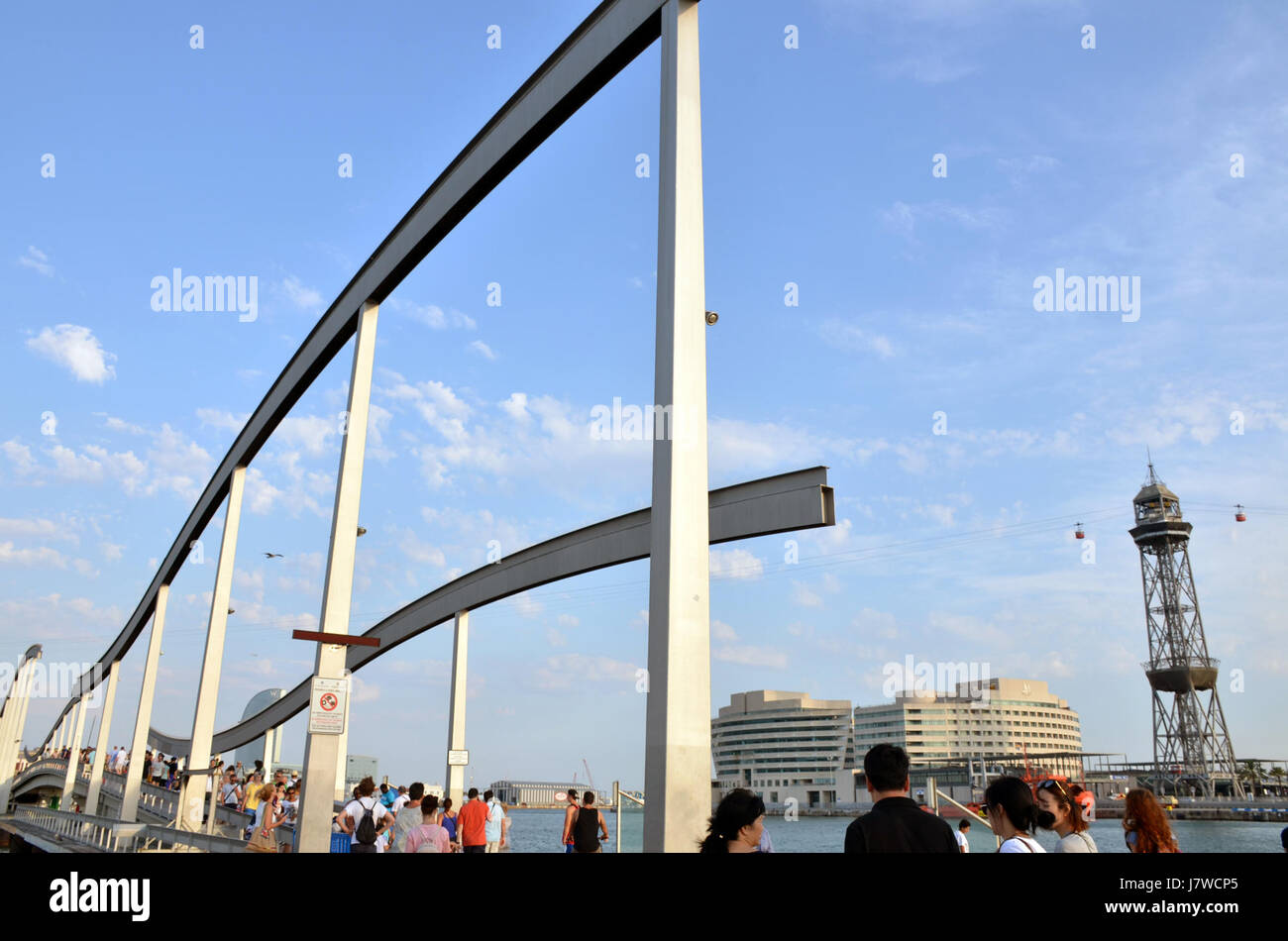 Das Bild zeigt eine Szene entlang der Rambla de Mar in Barcelona, aufgenommen am 29. Juli 2016. Sie zeigt den lebhaften und beliebten Fußweg mit Blick auf das Meer, der Barcelonas Küstenkultur und das urbane Leben verkörpert. Stockfoto