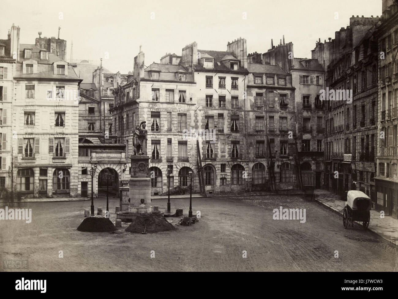 Die Fotografie Place Dauphine, 1865 von Charles Marville bietet einen Einblick in das Pariser Leben Mitte des 19. Jahrhunderts. Marvilles Arbeiten spiegeln die ruhige, alltägliche Atmosphäre dieses legendären Ortes wider und beleuchten die frühe städtische Transformation von Paris im Rahmen der Renovierungspläne des Baron Haussmannâ. Stockfoto