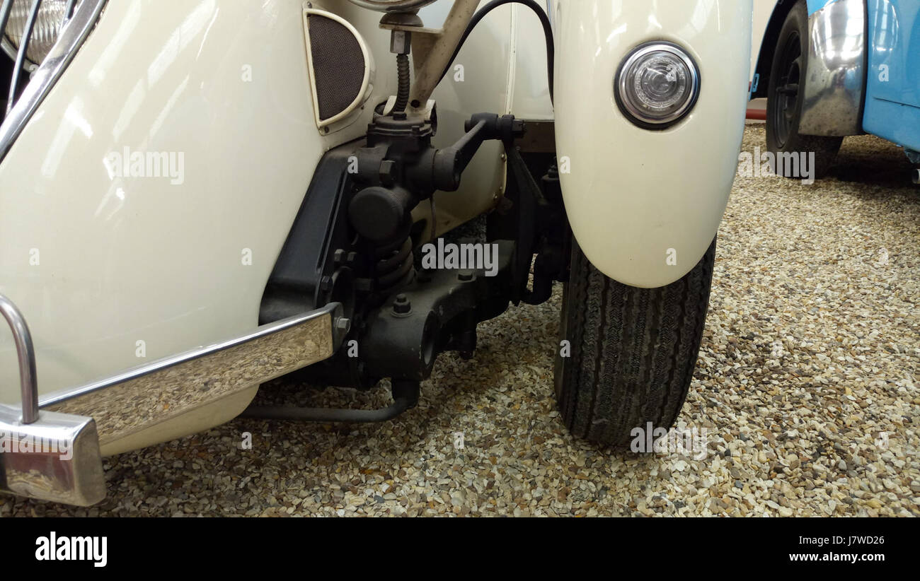 Eine detaillierte Analyse der Vorderradaufhängung im Healey Silverstone 1950 mit Schwerpunkt auf Konstruktion, Design und mechanischer Funktionalität dieses klassischen Sportwagens. Stockfoto