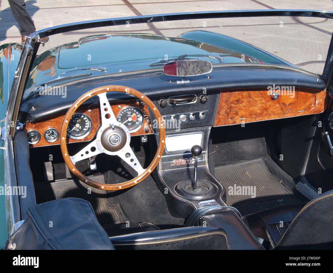 Dieses Bild zeigt einen 1967 Austin Healey 3000 MK III, einen klassischen britischen Sportwagen, der in den Niederlanden mit dem Führerschein AH 42 25 zugelassen ist. Der Wagen ist bekannt für seine Leistung und sein Design, insbesondere auf dem Sportwagenmarkt der 1960er Jahre. Stockfoto